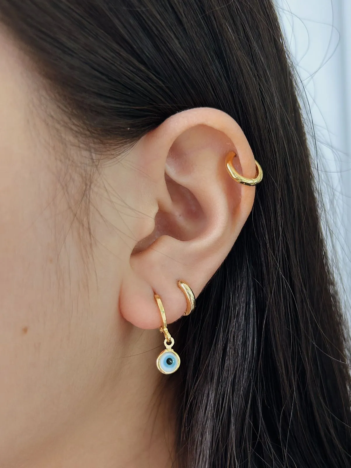 ARGOLA COM PINGENTE DE OLHO GREGO. BANHADA A OURO 18K.