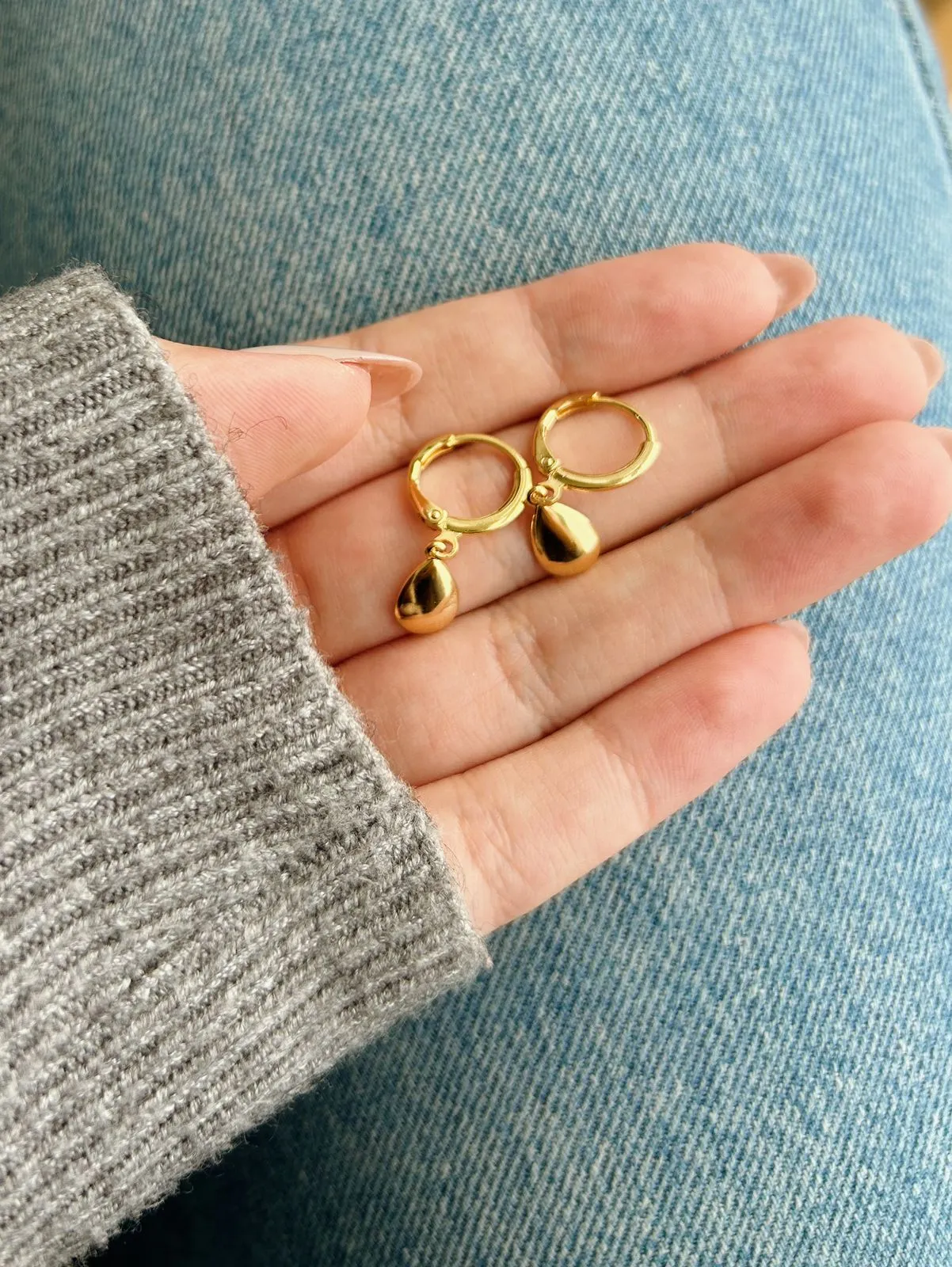 ARGOLA COM PINGENTE DE GOTA LISA. BANHADA A OURO 18K.