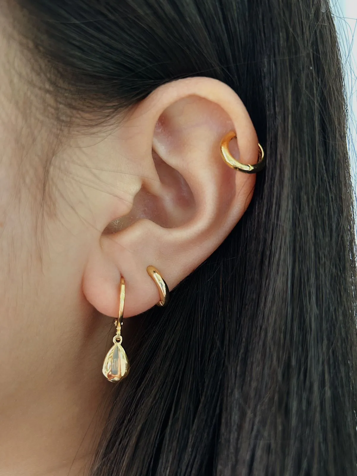 ARGOLA COM PINGENTE DE GOTA LISA. BANHADA A OURO 18K.