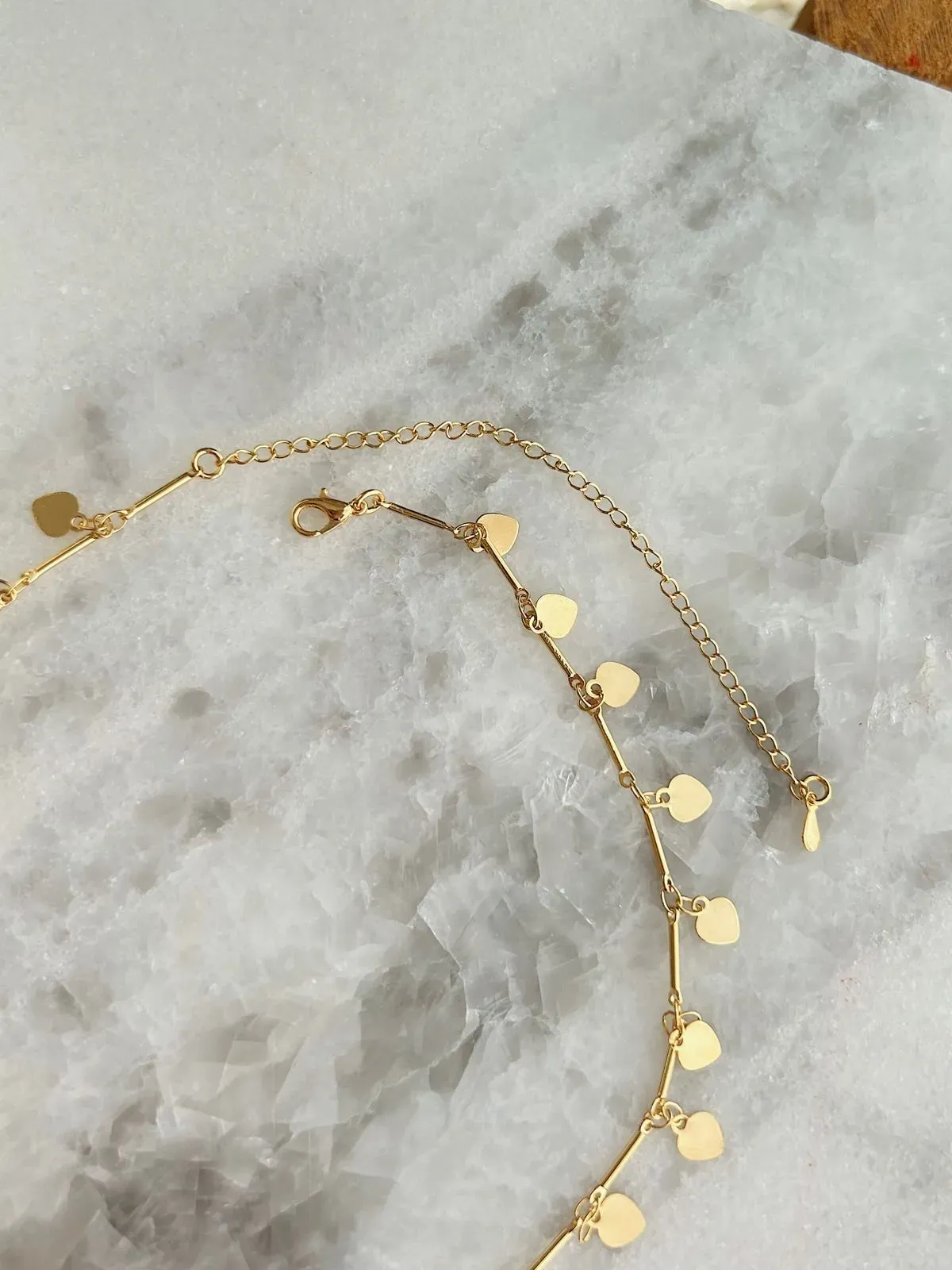 CHOKER PALITINHOS COM PINGENTES DE CORAÇÃO. 30CM DE COMPRIMENTO COM EXTENSOR DE 10CM. BANHADO A OURO 18K. BANHADO A OURO 18K.
