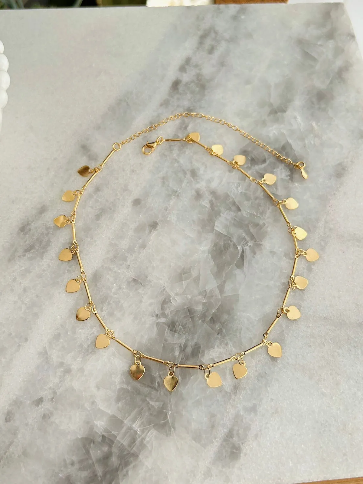 CHOKER PALITINHOS COM PINGENTES DE CORAÇÃO. 30CM DE COMPRIMENTO COM EXTENSOR DE 10CM. BANHADO A OURO 18K. BANHADO A OURO 18K.