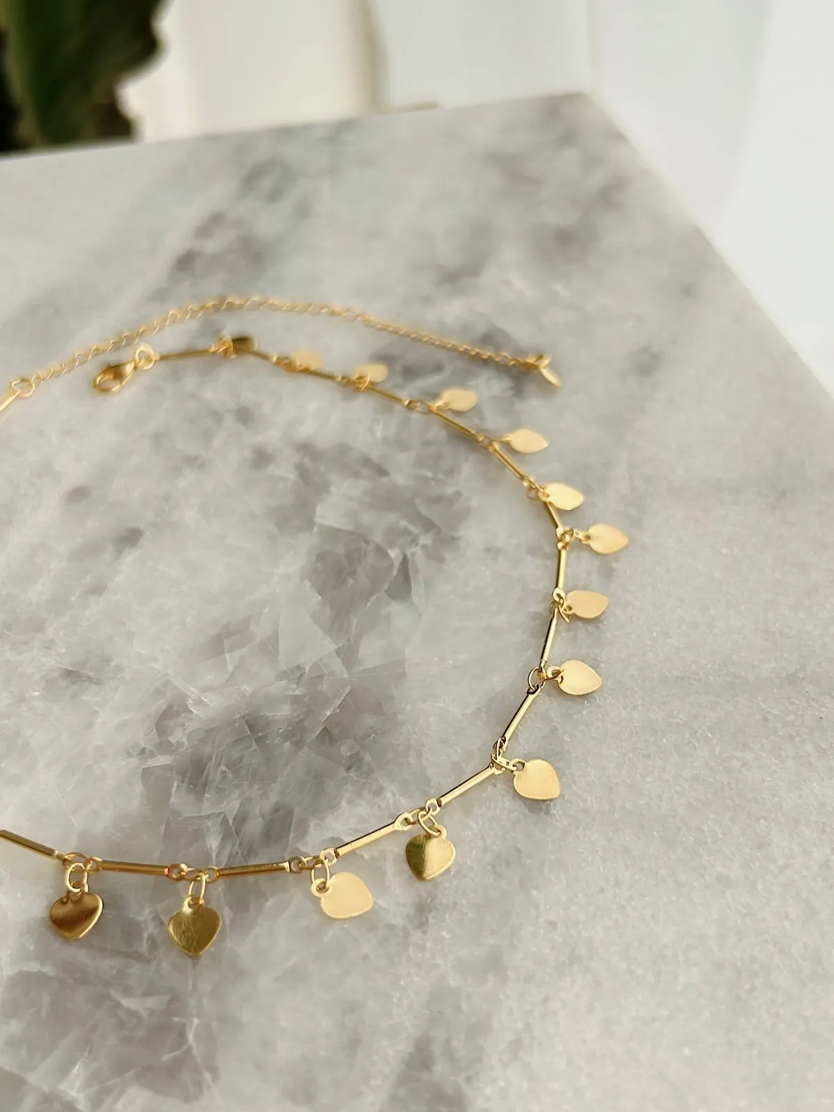 CHOKER PALITINHOS COM PINGENTES DE CORAÇÃO. 30CM DE COMPRIMENTO COM EXTENSOR DE 10CM. BANHADO A OURO 18K. BANHADO A OURO 18K.