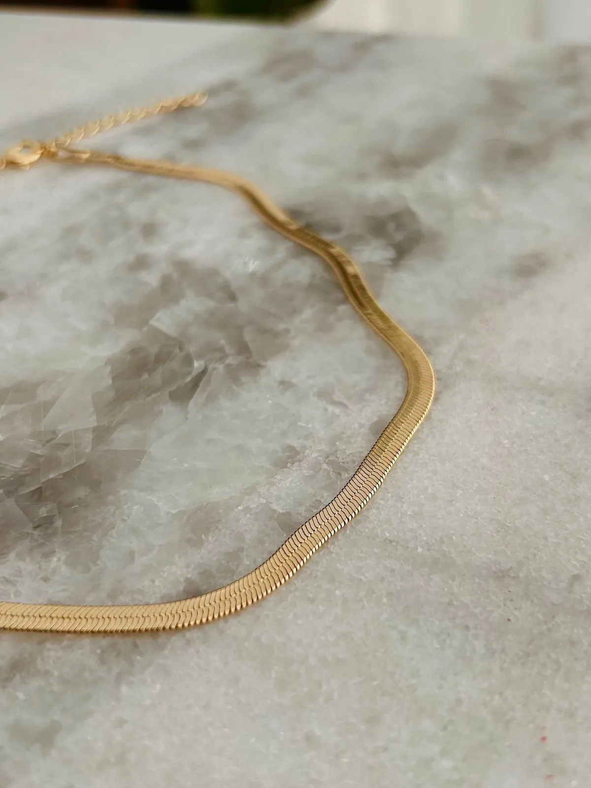 CHOKER FITA COM 4MM DE ESPESSURA. 35CM DE COMPRIMENTO E 5CM DE REGULAGEM. BANHADO A OURO 18K.