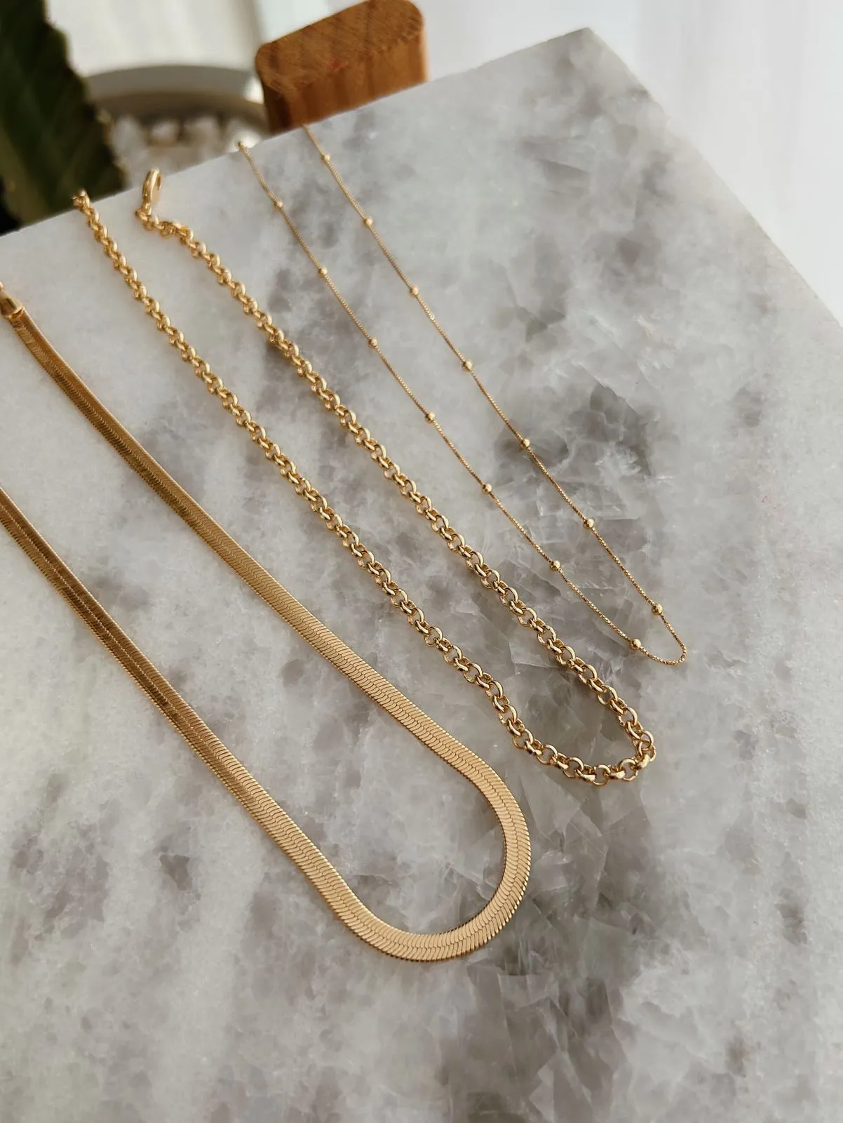 COLAR BOLINHAS. 45CM DE COMPRIMENTO. BANHADO A OURO 18K.