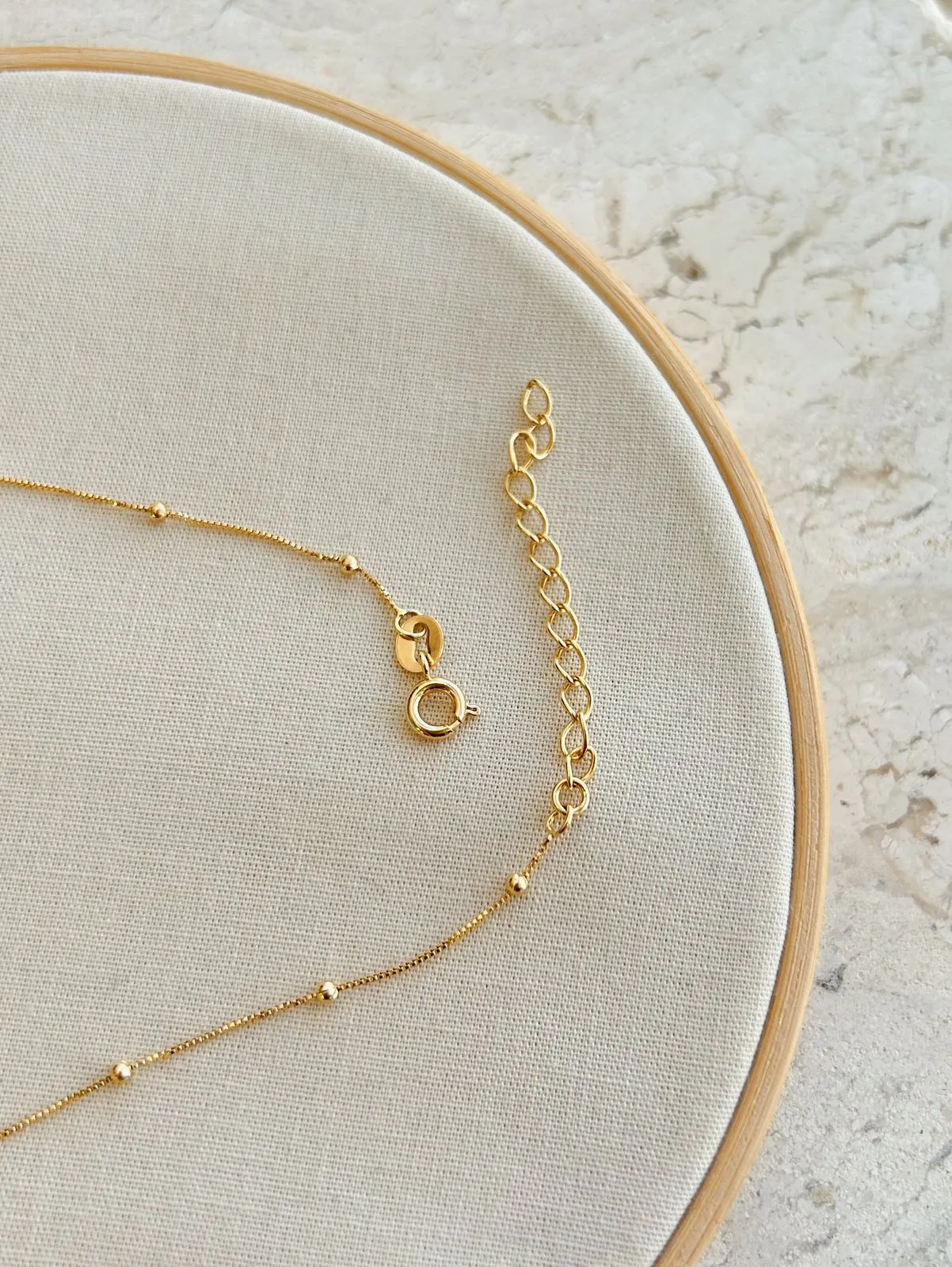 COLAR BOLINHAS. 45CM DE COMPRIMENTO. BANHADO A OURO 18K.