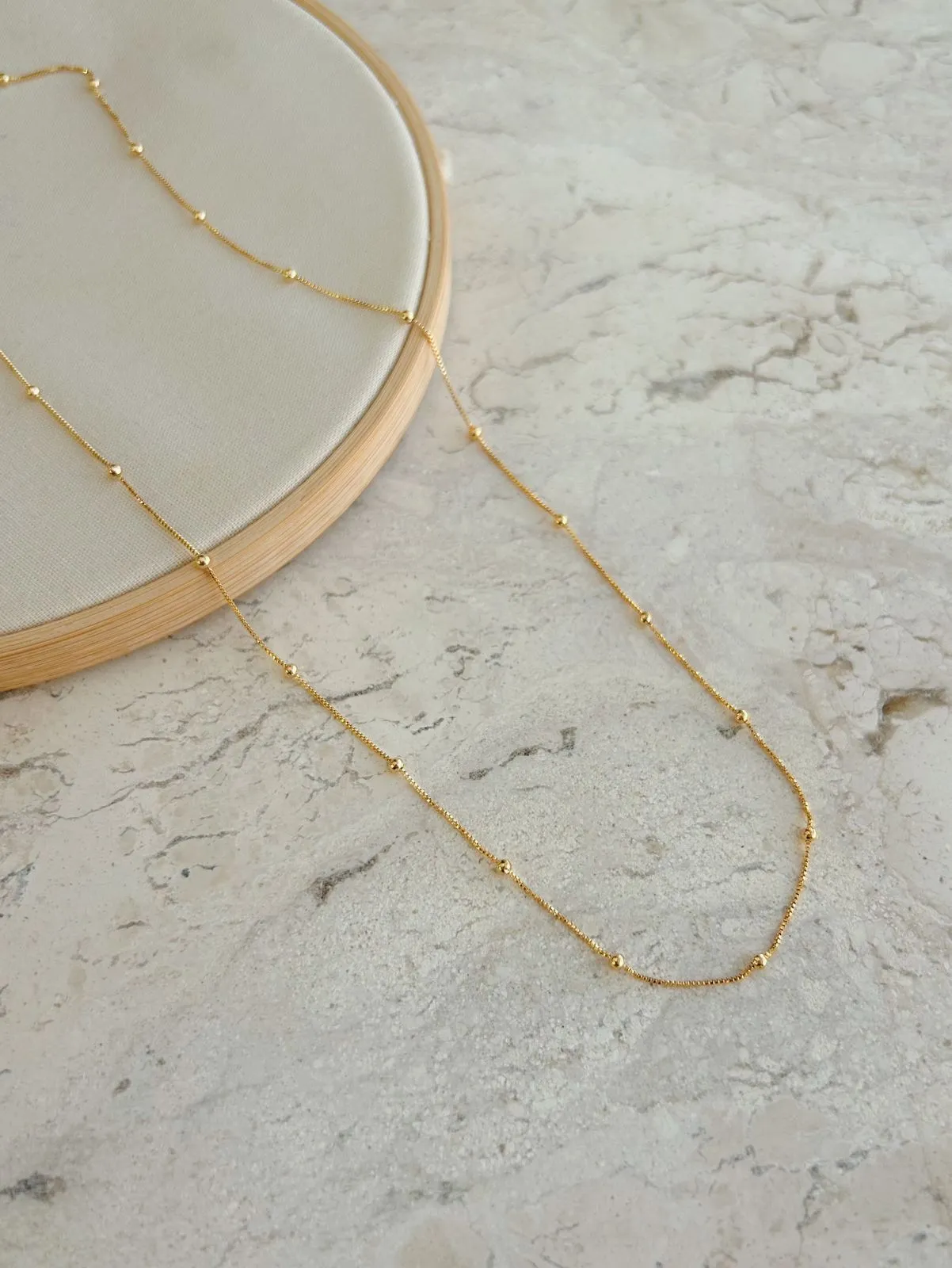 COLAR BOLINHAS. 45CM DE COMPRIMENTO. BANHADO A OURO 18K.
