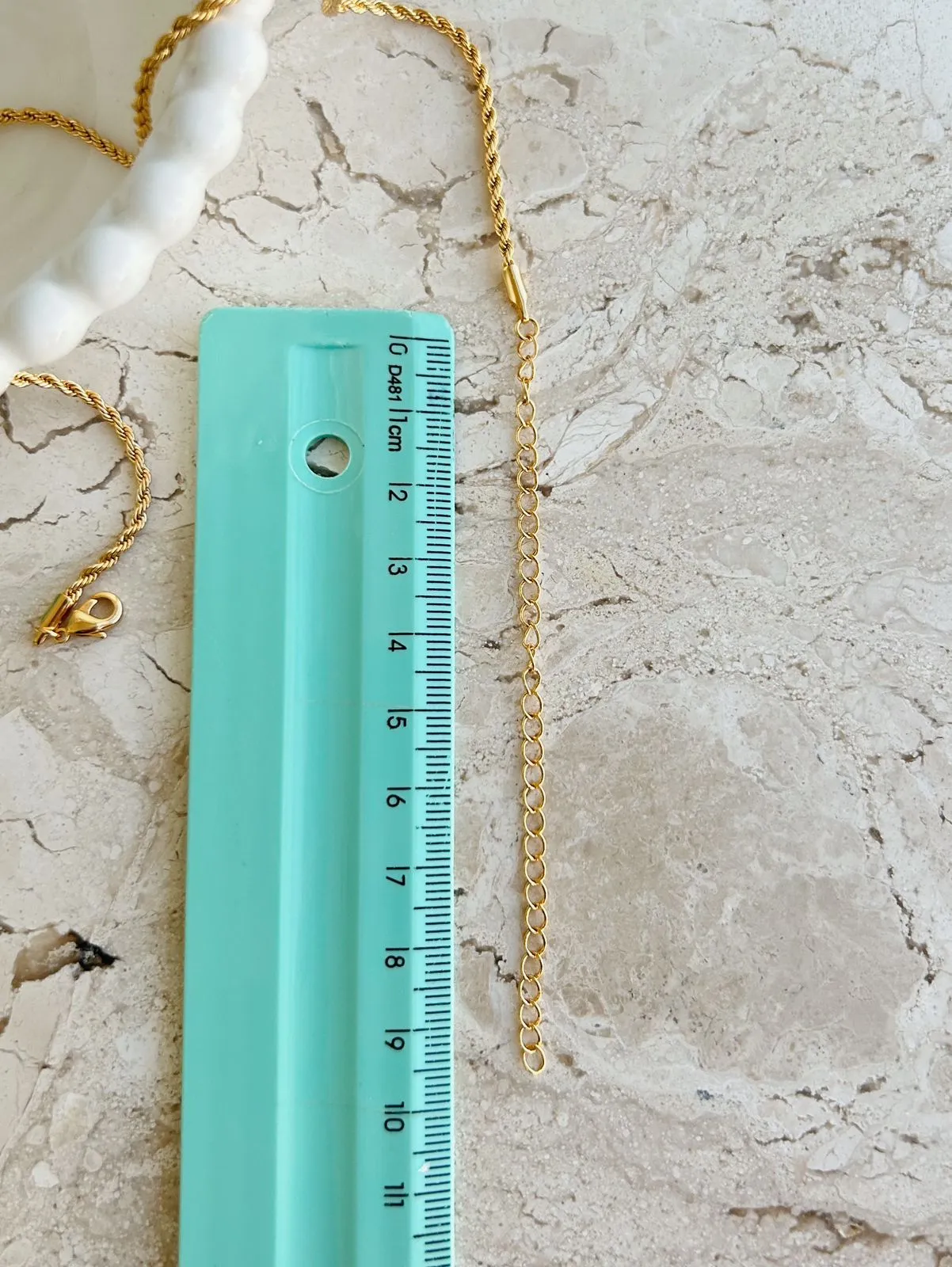 CHOKER CORDÃO BAIANO COM 2MM DE ESPESSURA. 35CM DE COMPRIMENTO E 10CM DE REGULAGEM. BANHADO A OURO 18K.