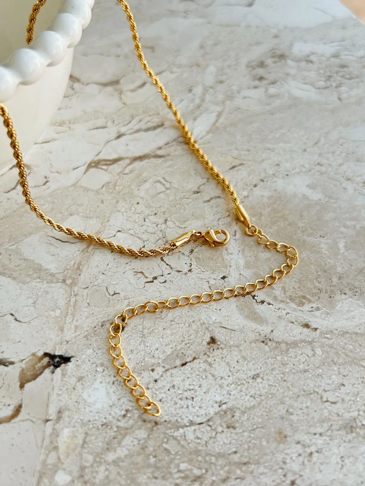 CHOKER CORDÃO BAIANO COM 2MM DE ESPESSURA. 35CM DE COMPRIMENTO E 10CM DE REGULAGEM. BANHADO A OURO 18K.