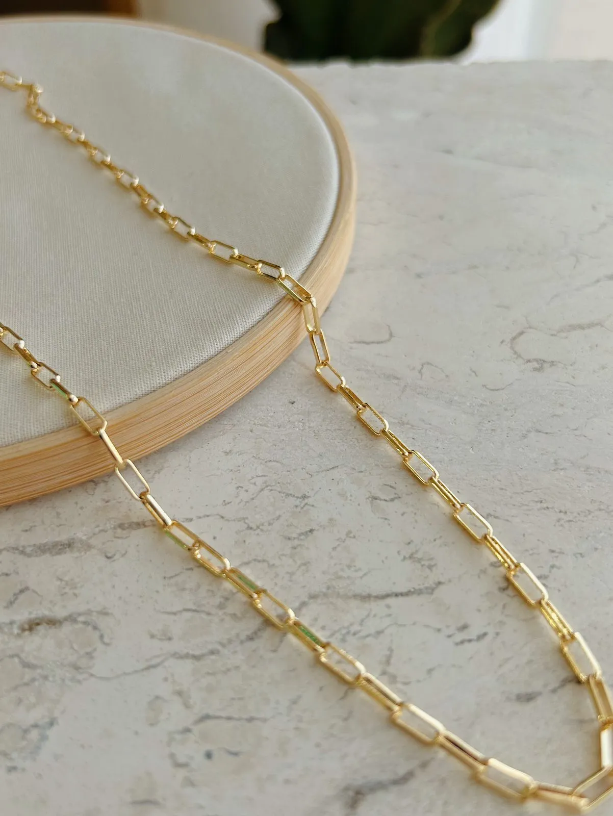 COLAR ELOS CARTIER. 70CM  DE COMPRIMENTO. BANHADO A OURO 18K.