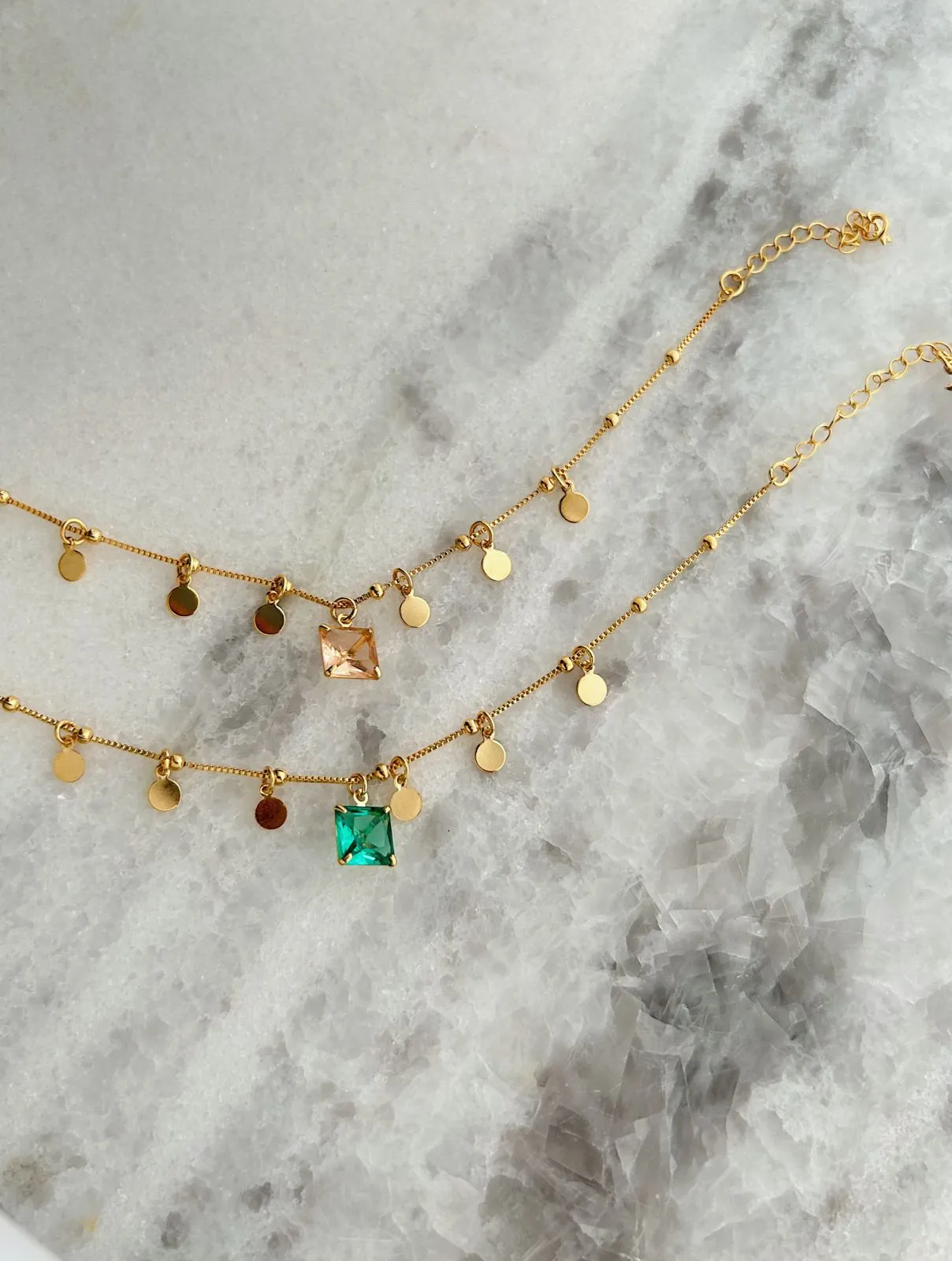 PULSEIRA BOLINHAS COM PEDRA VERDE QUADRADA E MEDALINHAS. 18CM DE COMPRIMENTO COM 4CM DE REGULAGEM. BANHADA A OURO 18K.