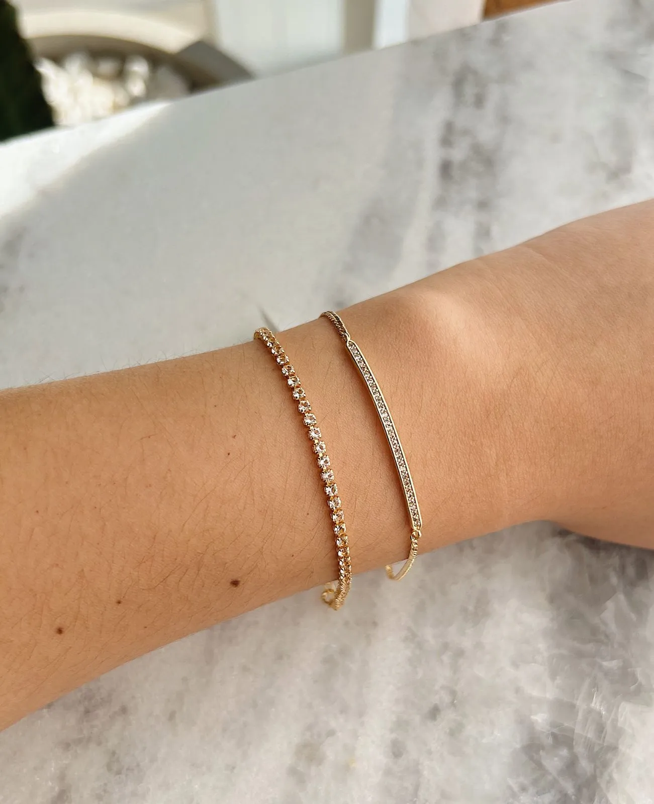 PULSEIRA COM FIO RÍGIDO CRAVEJADO E LATERAIS EM GRUME. 17CM DE COMPRIMENO E 5CM DE REGULAGEM.