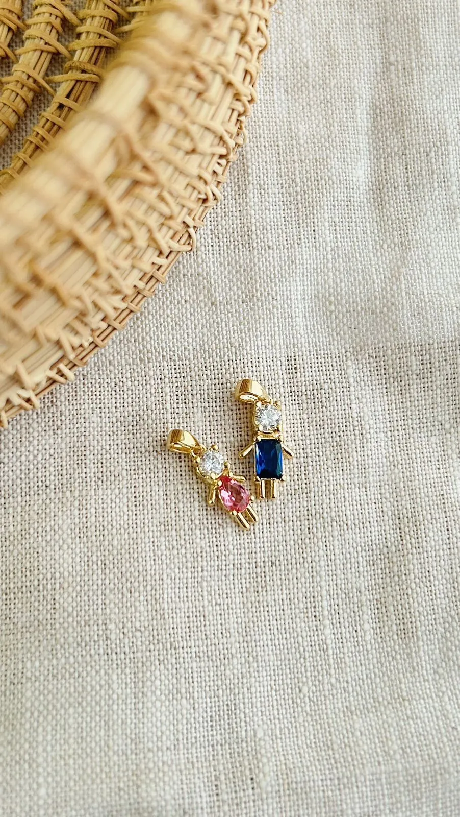 PINGENTE MENINA COM PEDRA ROSA. BANHADO A OURO 18K.