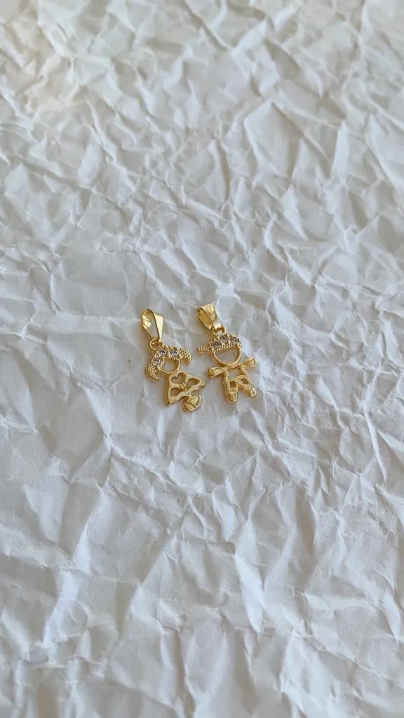 PINGENTE MENINO COM BONÉ CRAVEJADO.  BANHADO A OURO 18K.