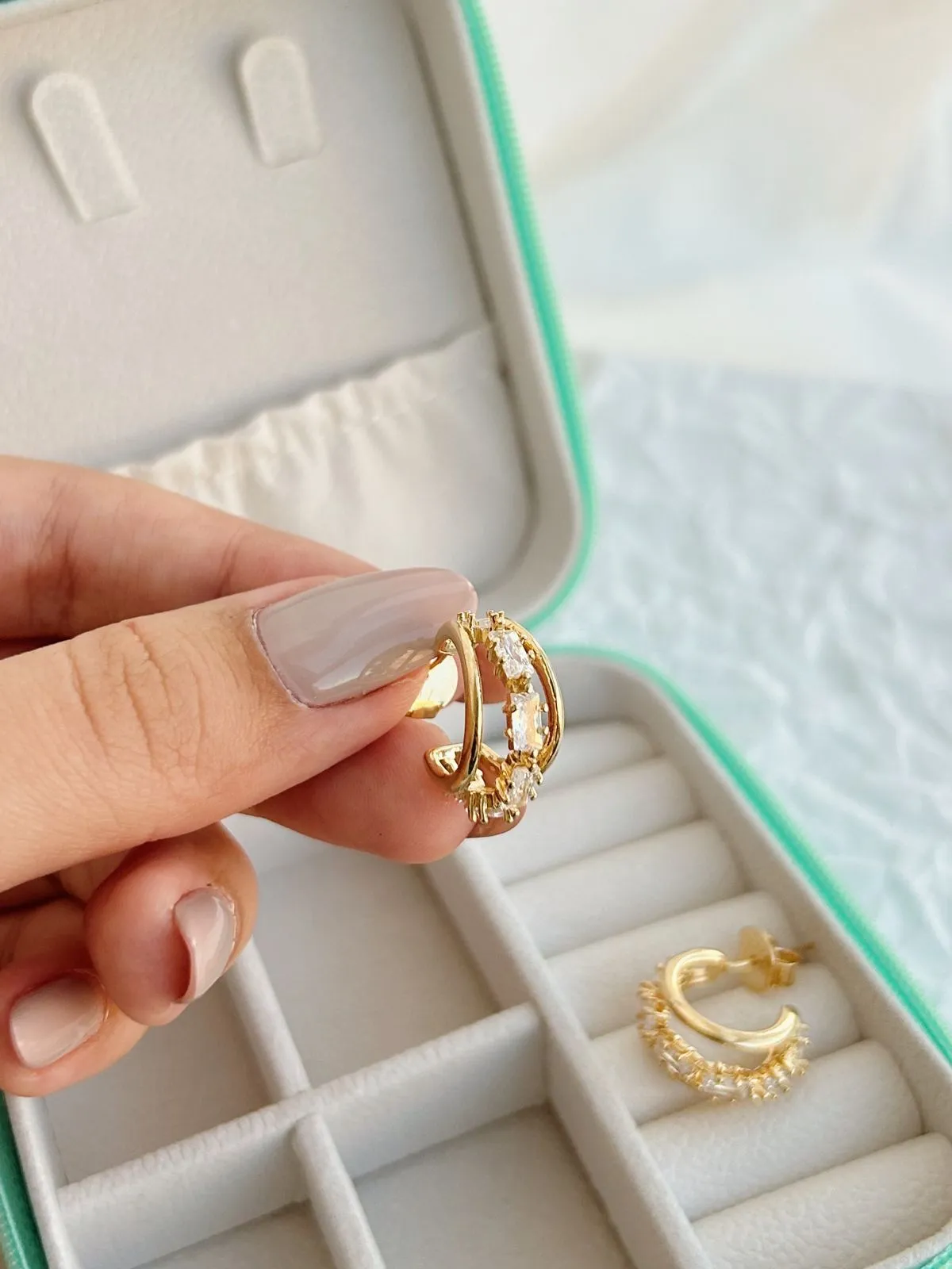 ARGOLA TRIPLA COM FIO DE ZIRCÔNIAS NAVETE. BANHADO A OURO 18K.