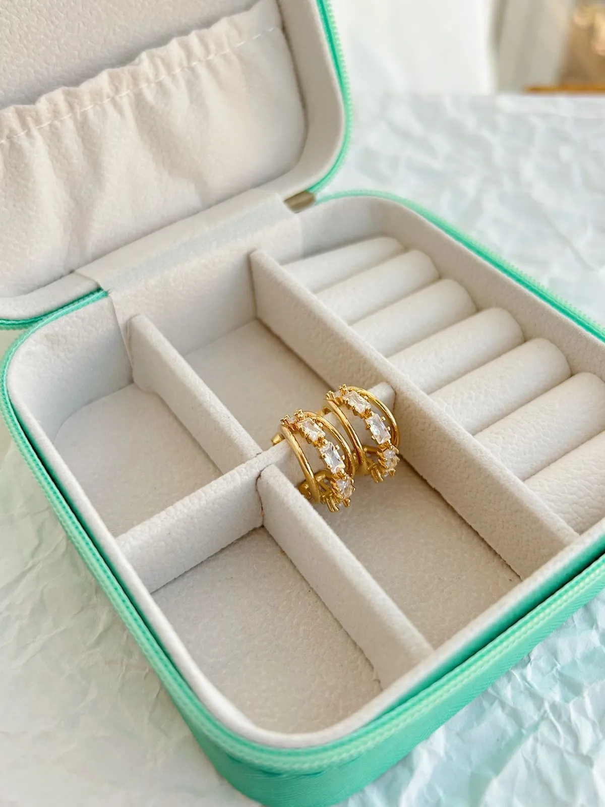 ARGOLA TRIPLA COM FIO DE ZIRCÔNIAS NAVETE. BANHADO A OURO 18K.