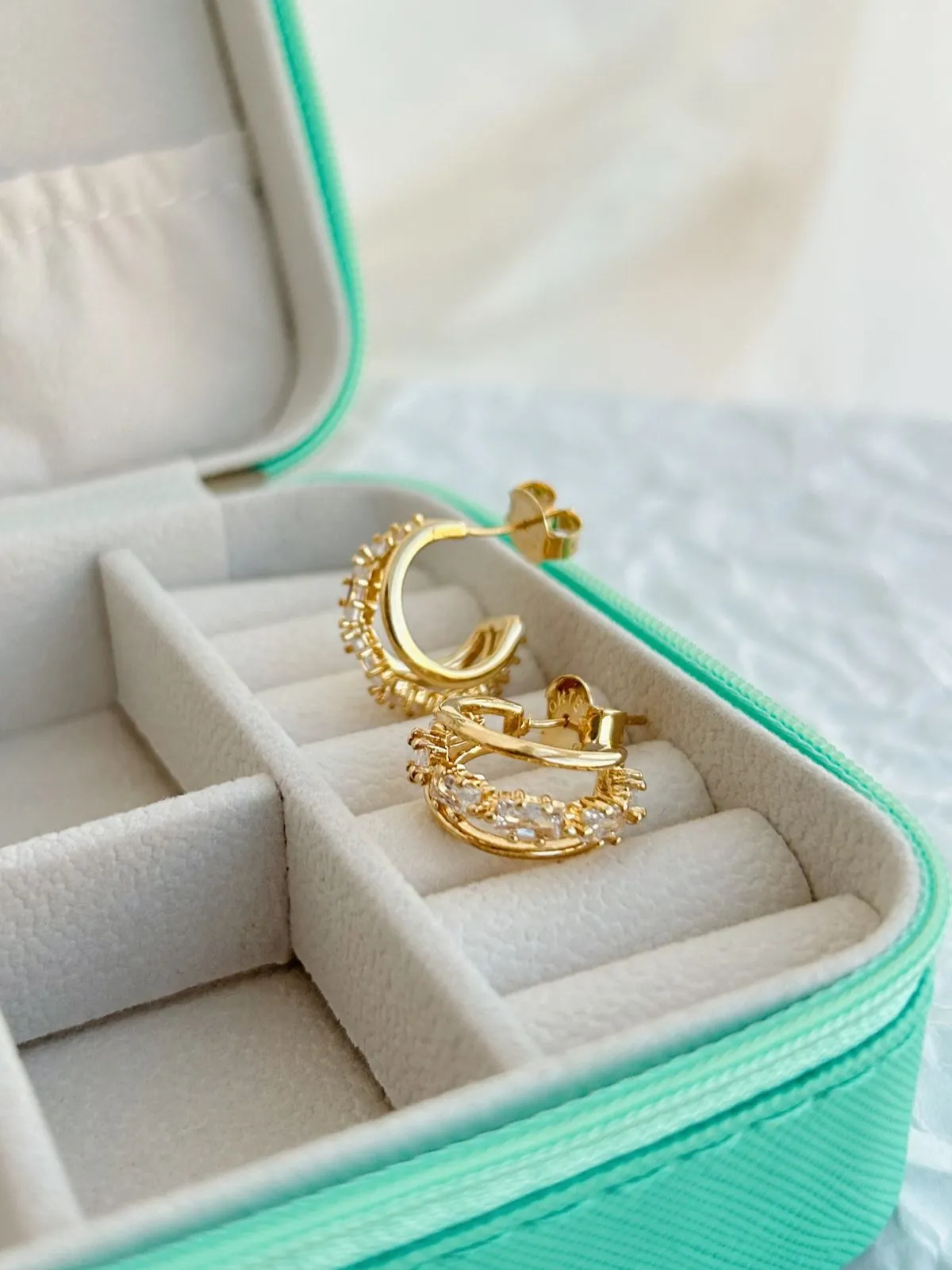 ARGOLA TRIPLA COM FIO DE ZIRCÔNIAS NAVETE. BANHADO A OURO 18K.