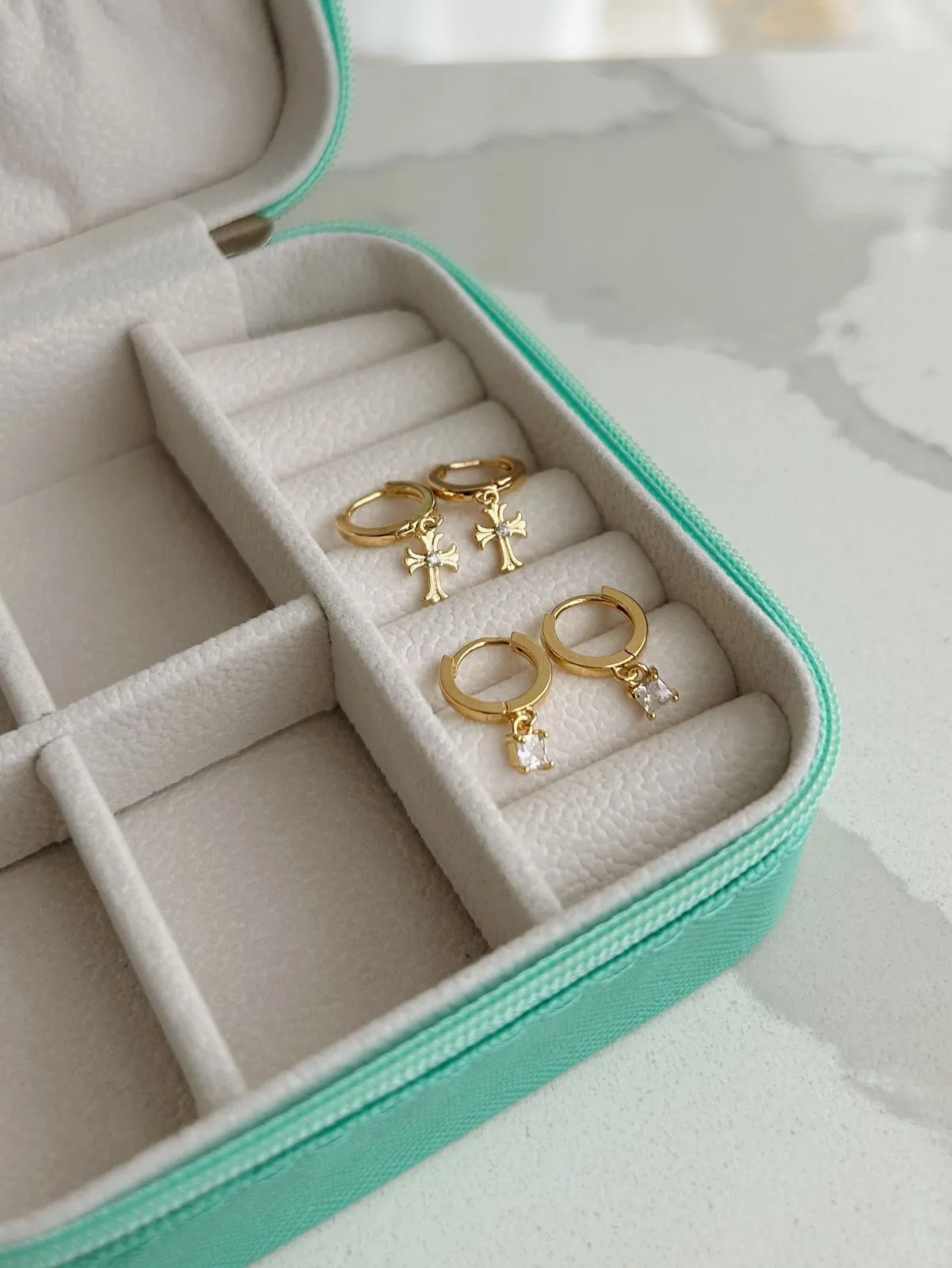 ARGOLA COM PINGENTE DE ZIRCÔNIA QUADRADA. BANHADA A OURO 18K.