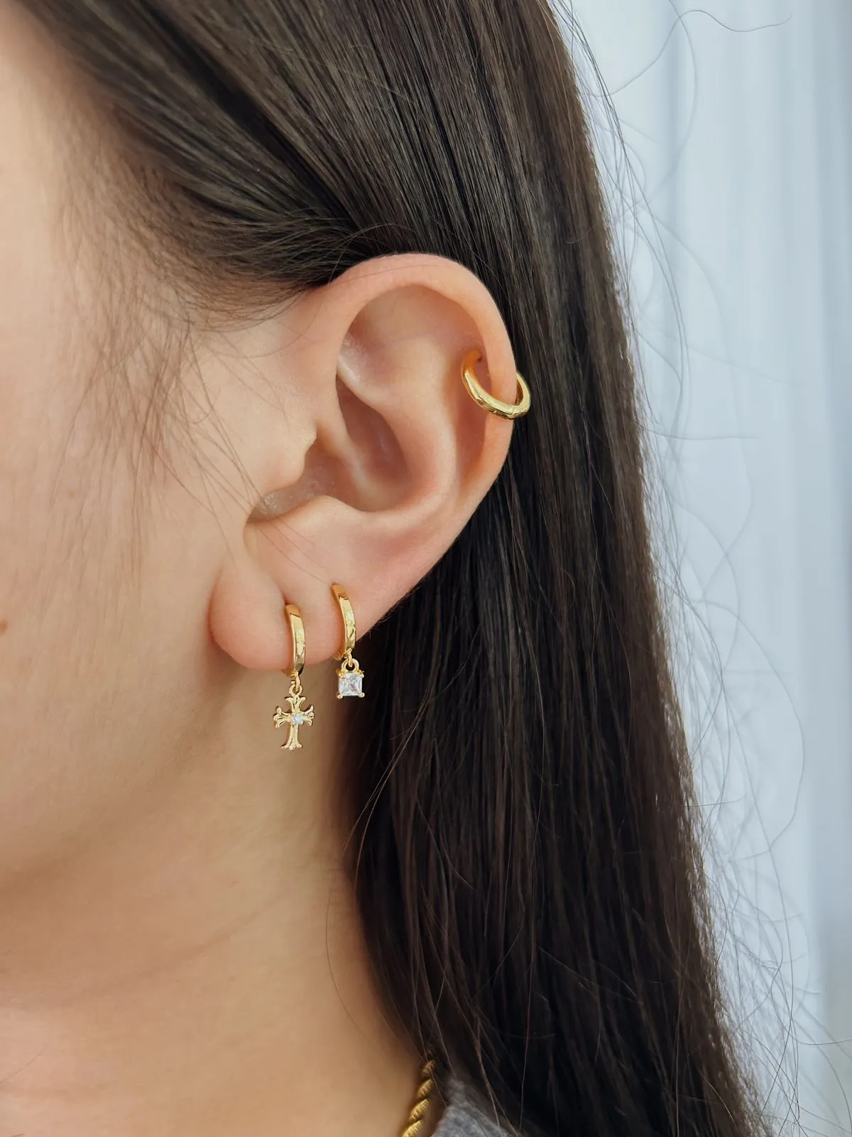 ARGOLA COM PINGENTE DE ZIRCÔNIA QUADRADA. BANHADA A OURO 18K.