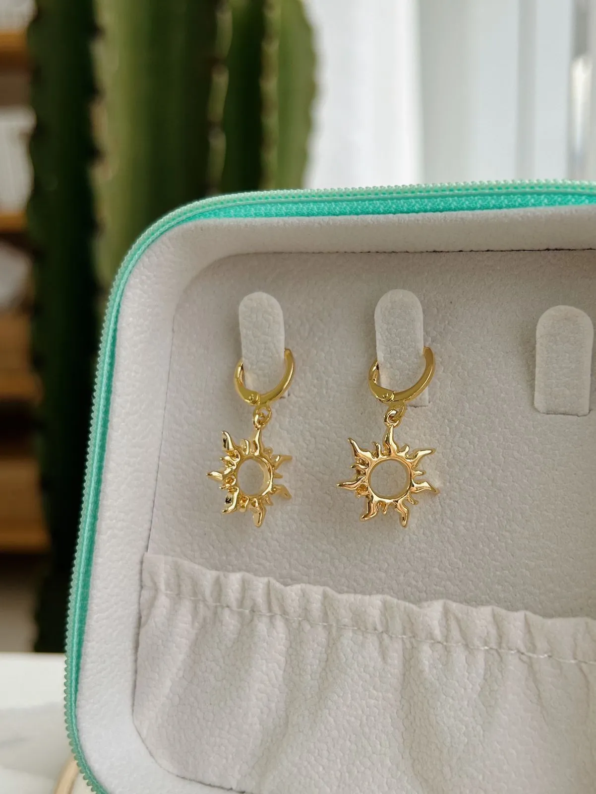 ARGOLA COM PINGENTE SOL DA RAPUNZEL. BANHADA A OURO 18K.
