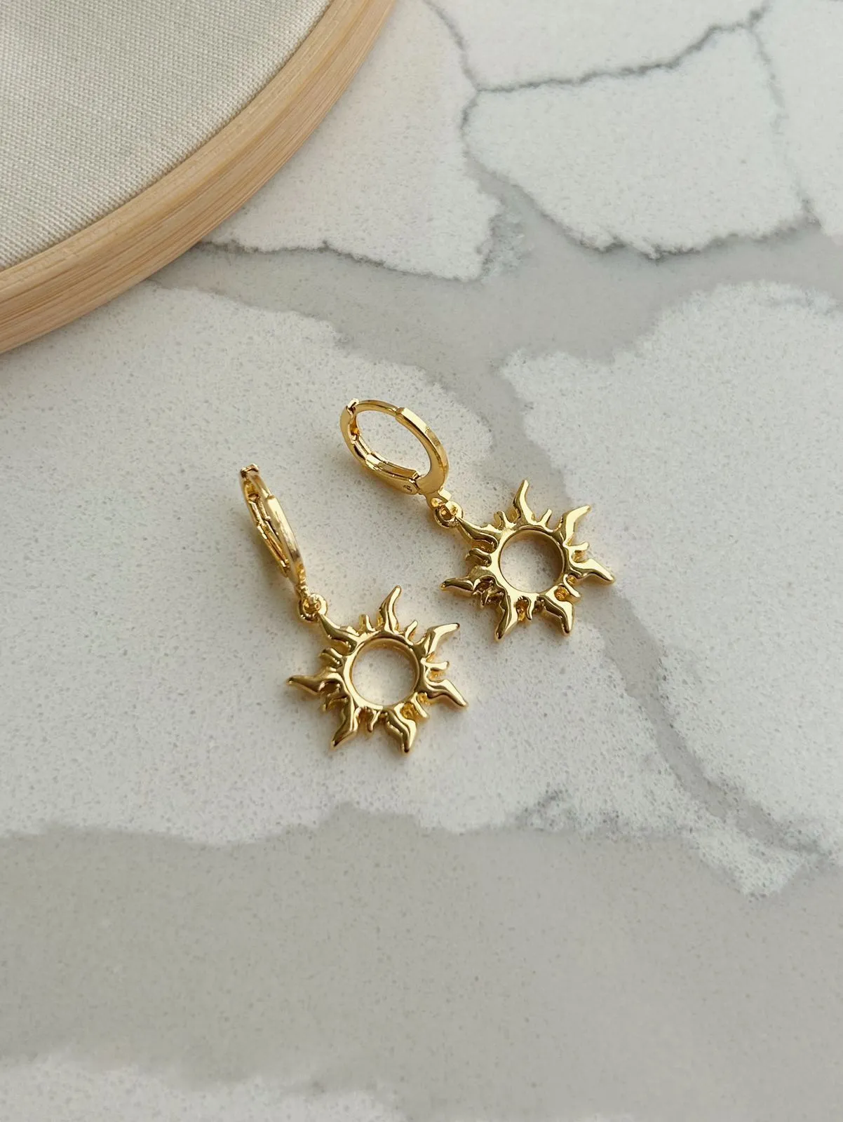 ARGOLA COM PINGENTE SOL DA RAPUNZEL. BANHADA A OURO 18K.