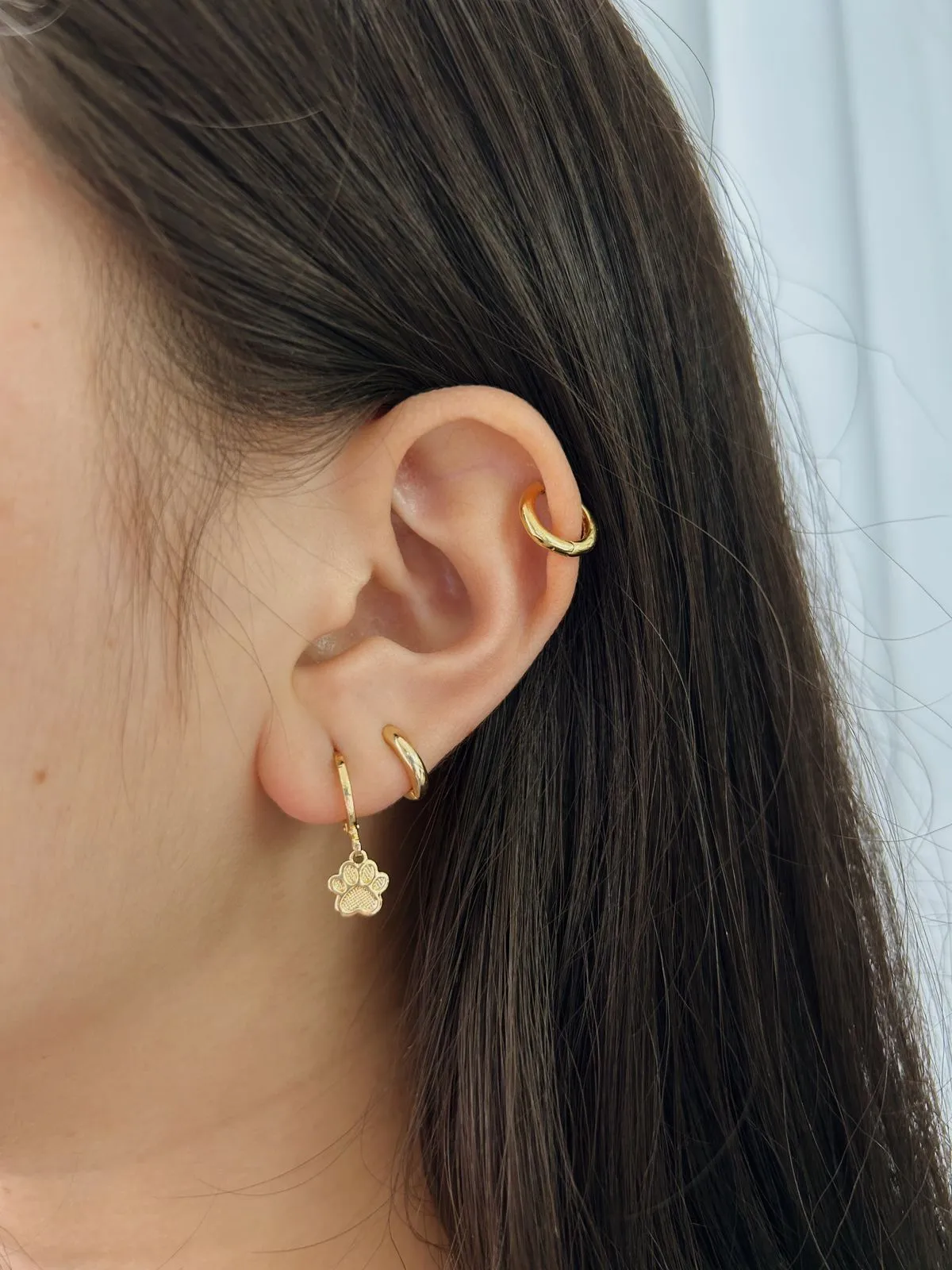 ARGOLA COM PINGENTE DE PATINHA TEXTURIZADA. BANHADA A OURO 18K.