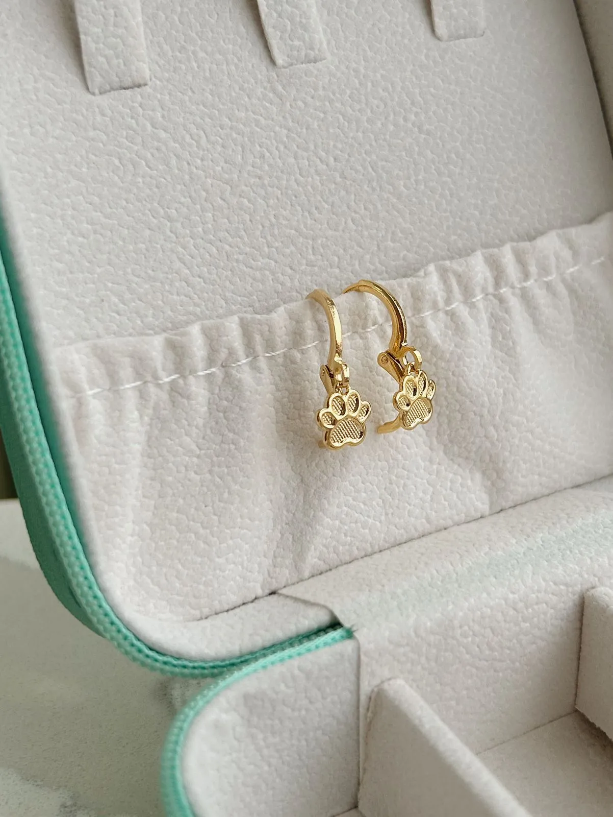 ARGOLA COM PINGENTE DE PATINHA TEXTURIZADA. BANHADA A OURO 18K.