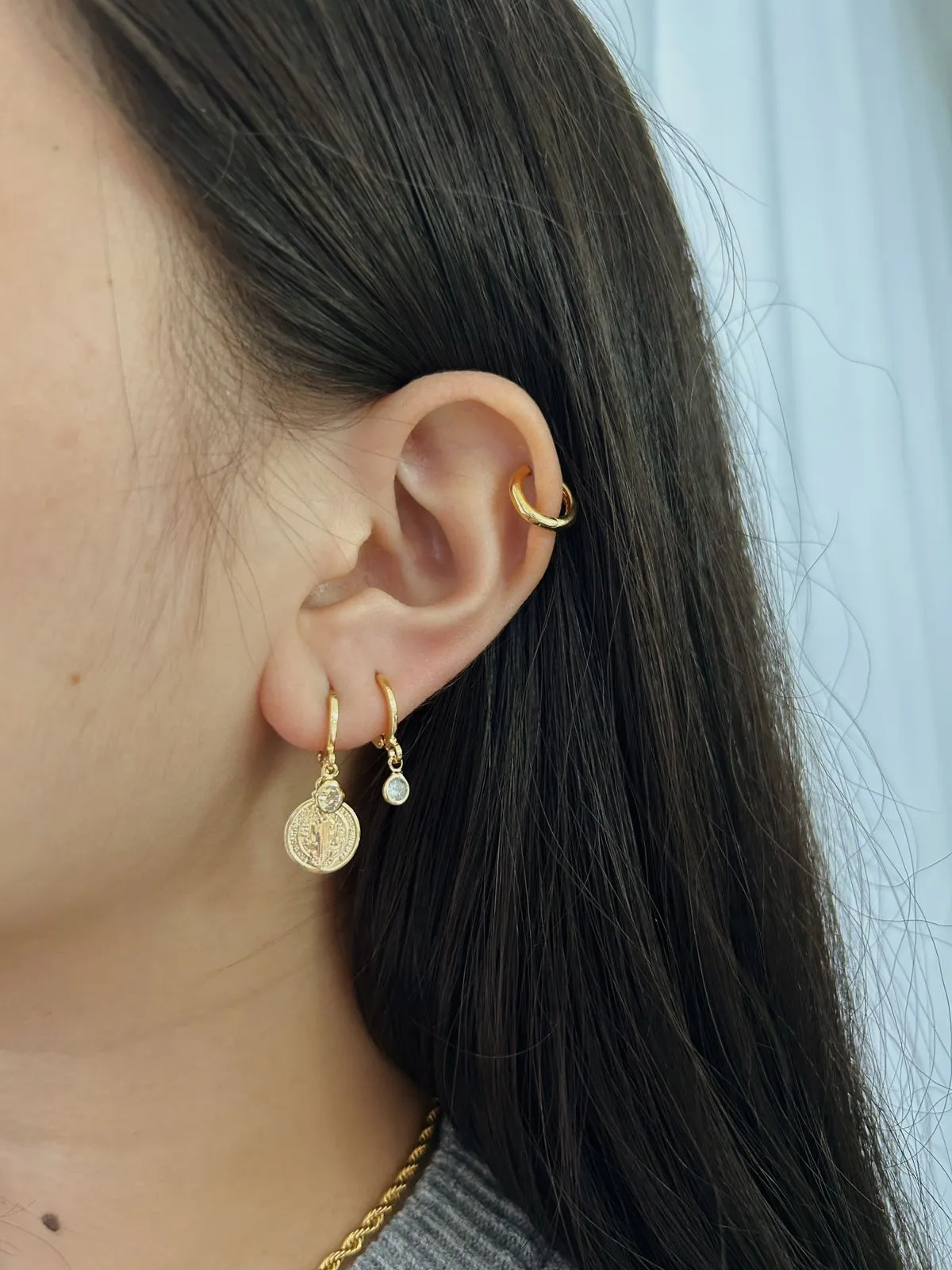 ARGOLA COM PINGENTE DE PONTO DE LUZ. BANHADA A OURO 18K.