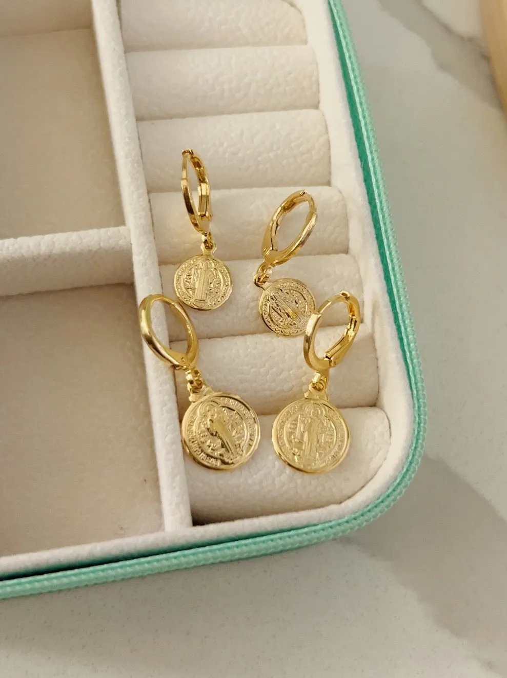 BRINCO ARGOLA COM PINGENTE  MINI SÃO BENTO. BANHADA A OURO 18K.