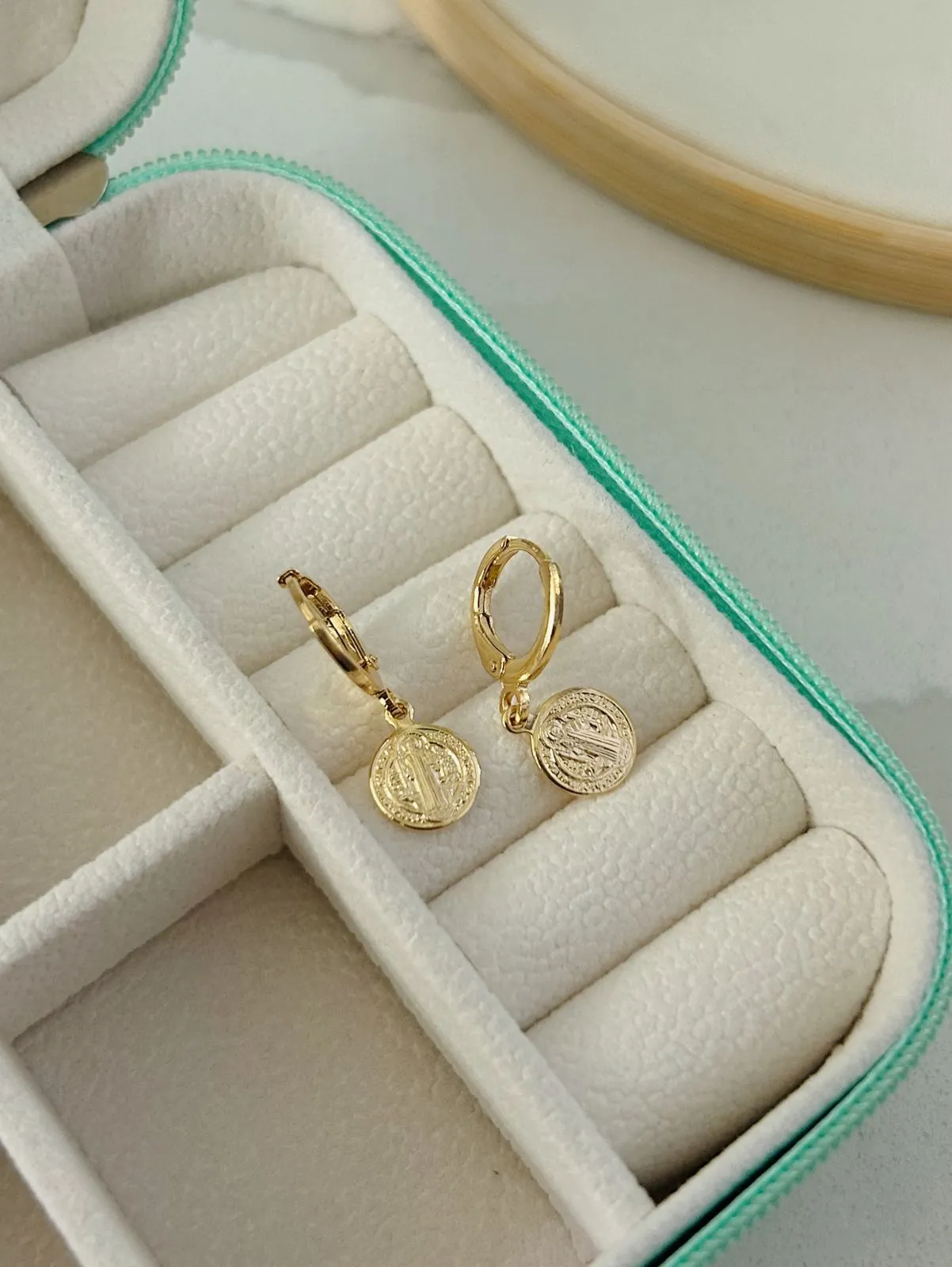 BRINCO ARGOLA COM PINGENTE  MINI SÃO BENTO. BANHADA A OURO 18K.