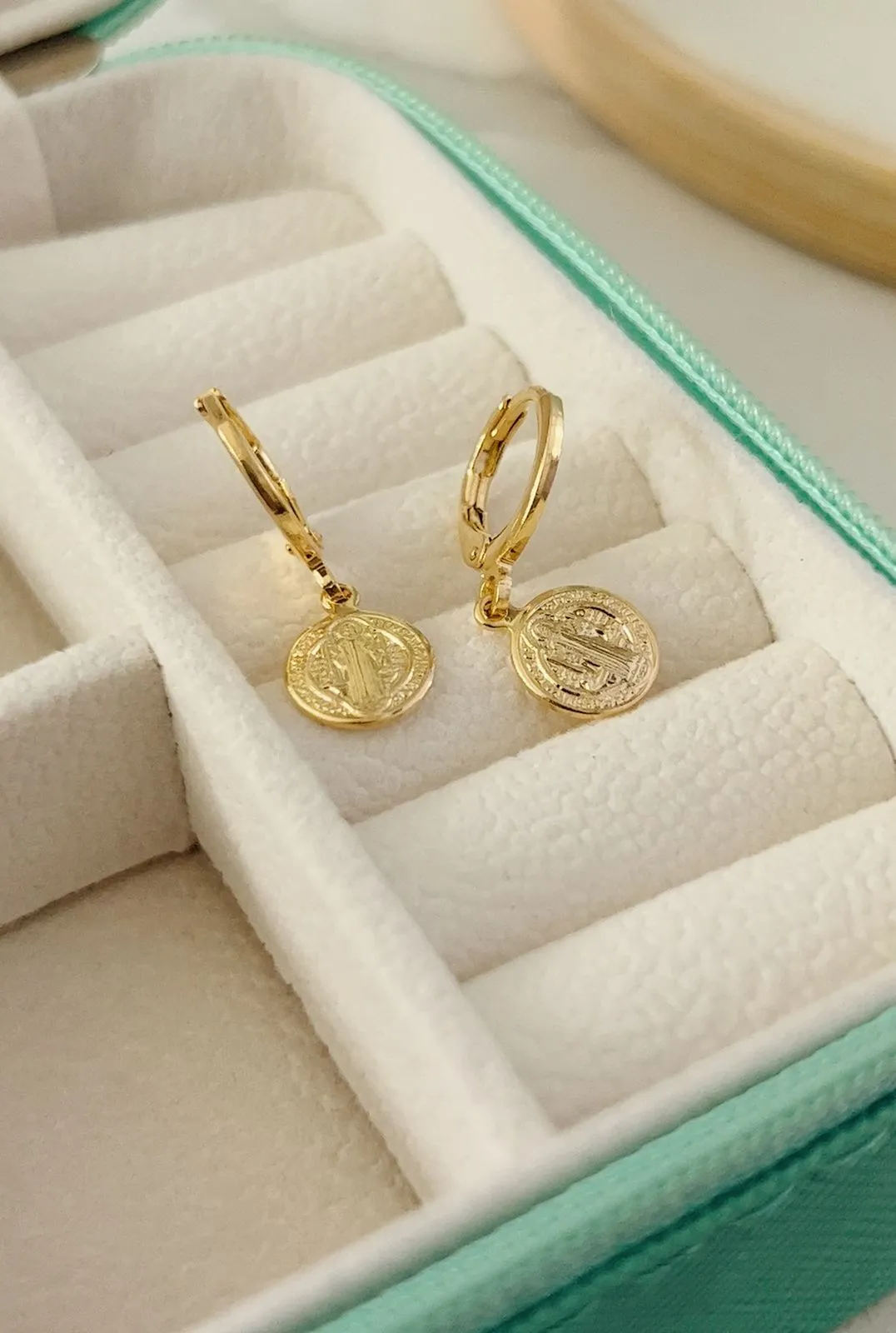 BRINCO ARGOLA COM PINGENTE  MINI SÃO BENTO. BANHADA A OURO 18K.