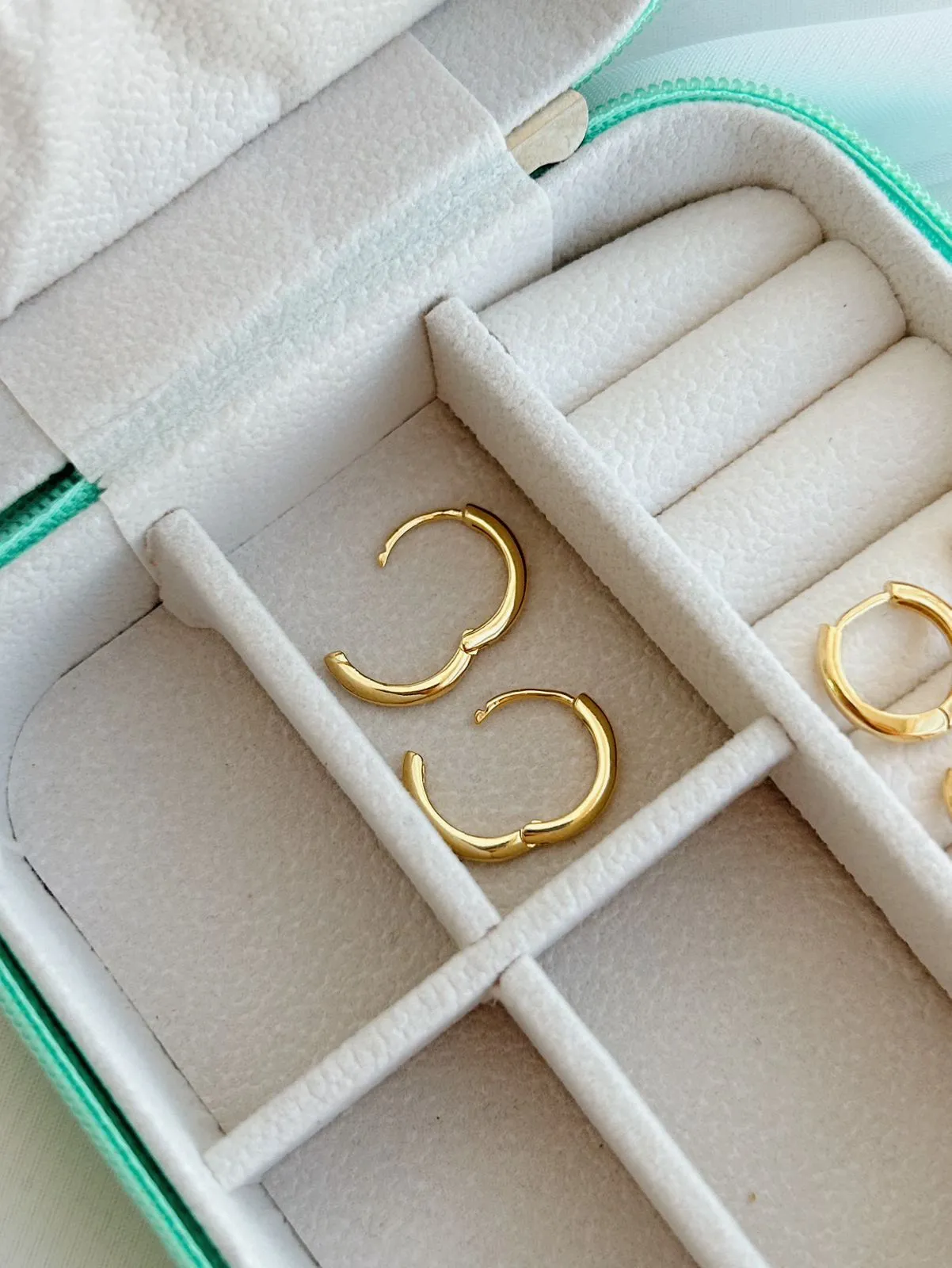 ARGOLA LISA BÁSICA. TAMANHO G. BANHADA A OURO 18K.