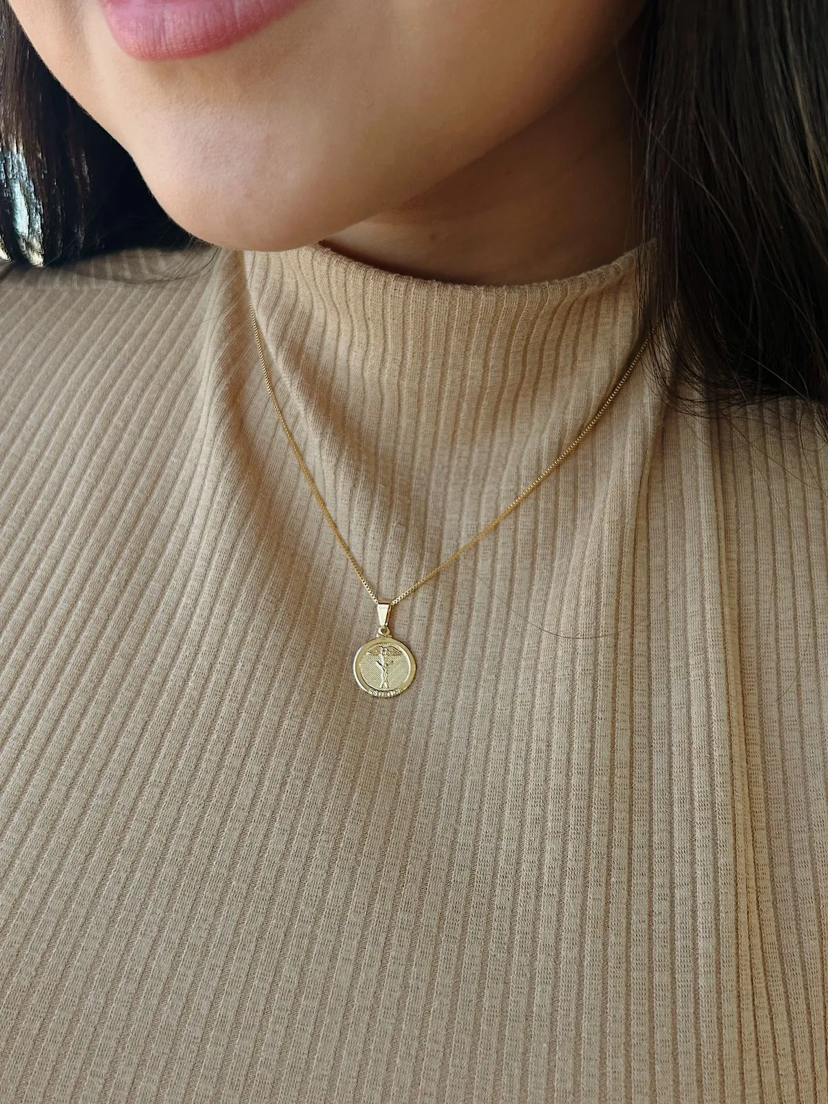 PINGENTE PROFISSÃO ESTÉTICA. BANHADO A OURO 18K.