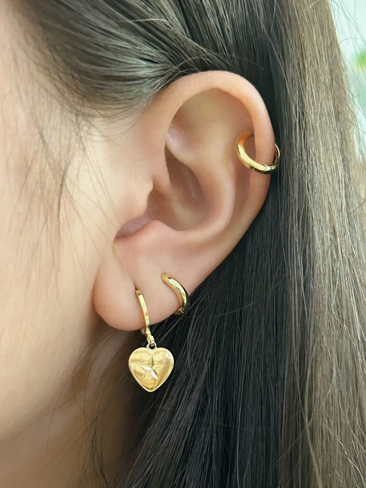 ARGOLA COM PINGENTE DE CORAÇÃO COM ESTRELA. BANHADO A OURO 18K.