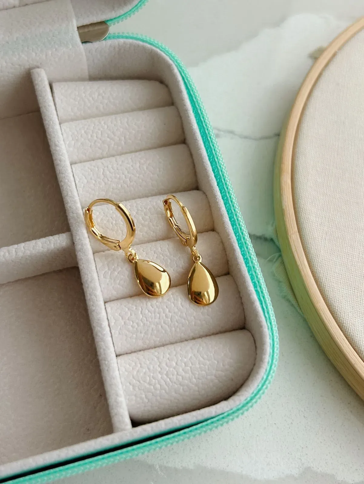 ARGOLA COM PINGENTE DE GOTA LISA. BANHADA A OURO 18K.