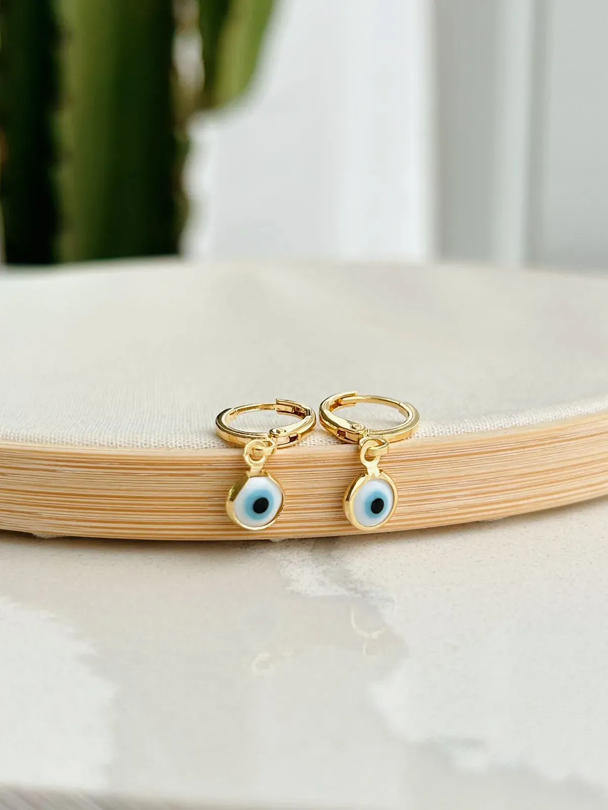 ARGOLA COM PINGENTE DE OLHO GREGO. BANHADA A OURO 18K.