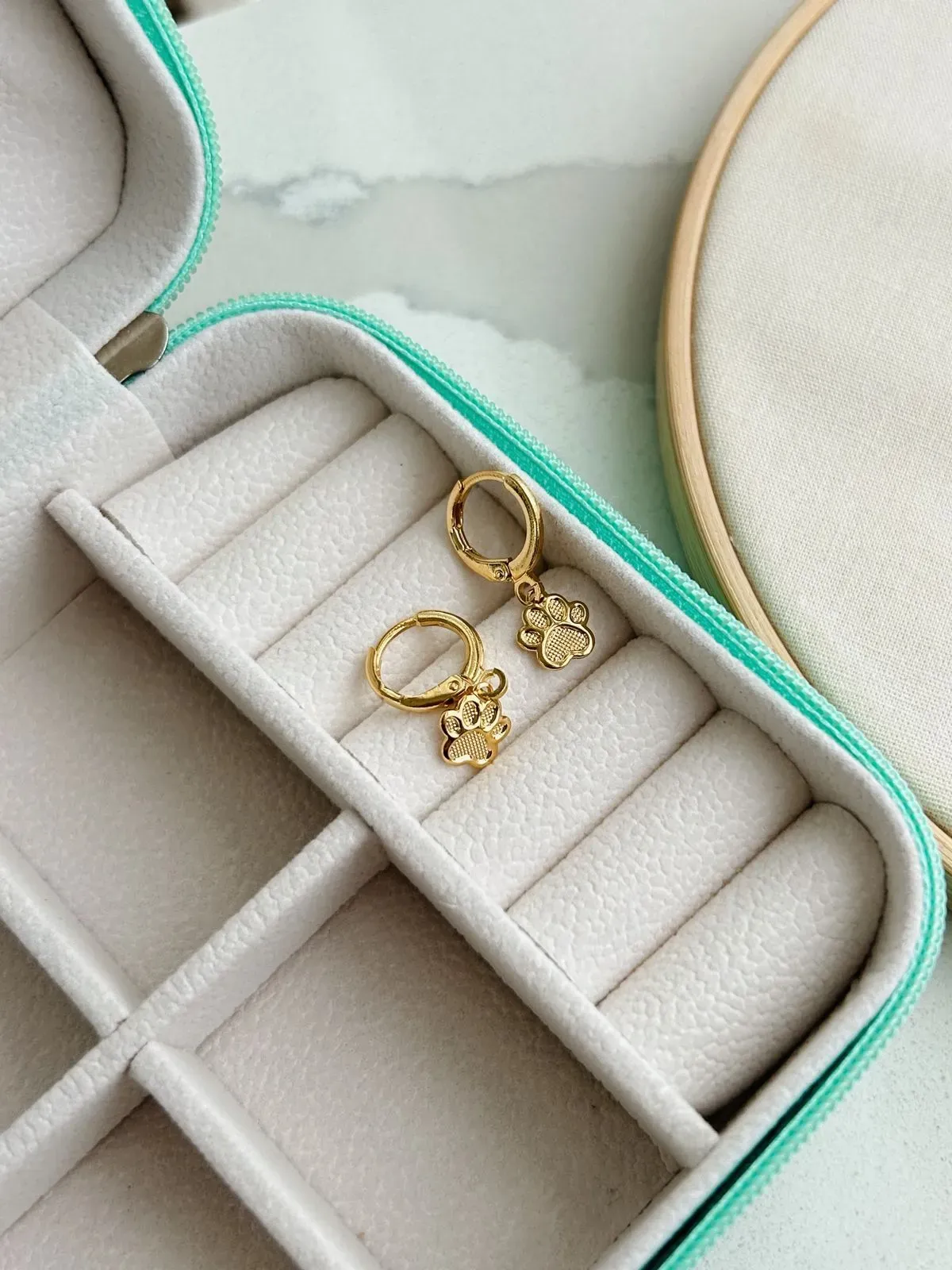ARGOLA COM PINGENTE DE PATINHA TEXTURIZADA. BANHADA A OURO 18K.