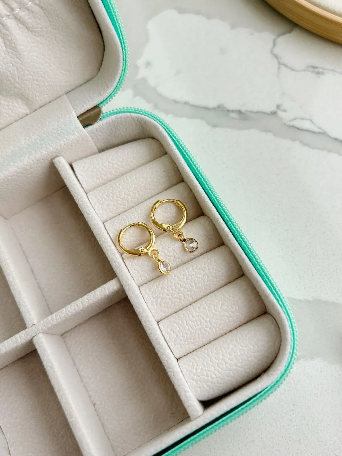 ARGOLA COM PINGENTE DE PONTO DE LUZ. BANHADA A OURO 18K.