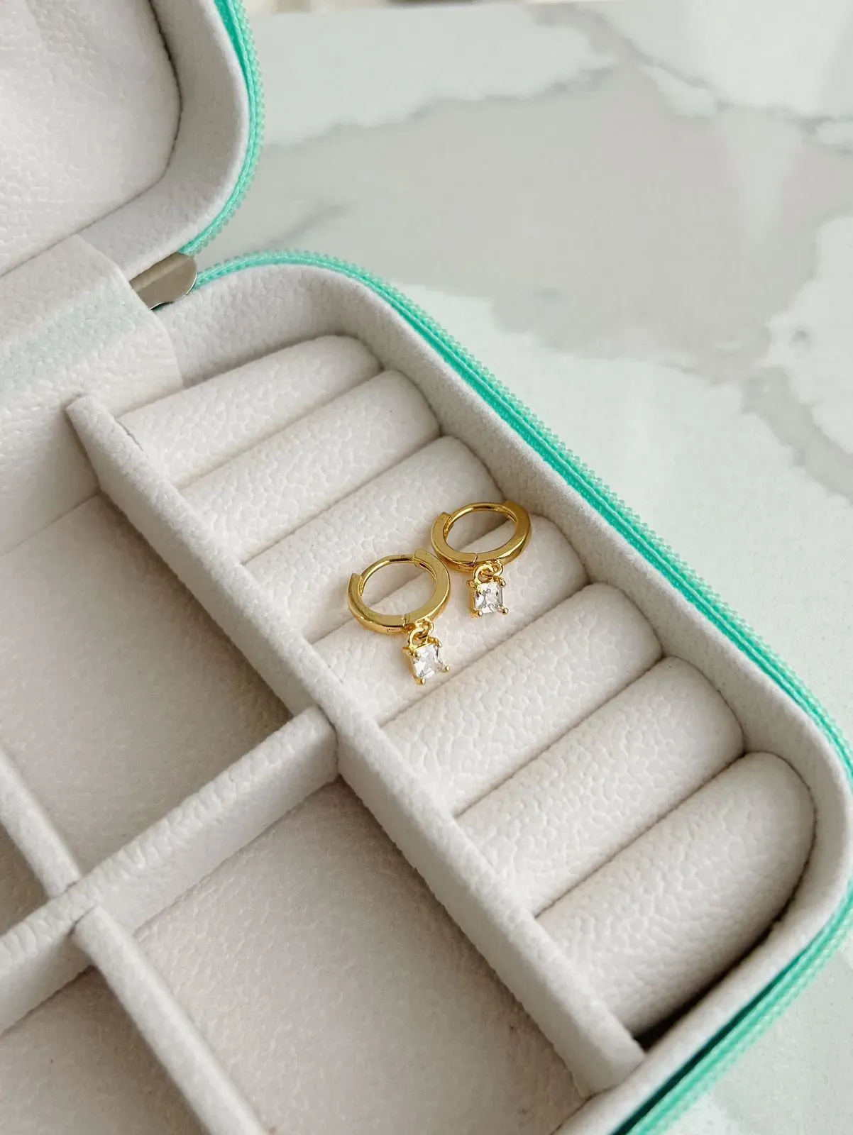 ARGOLA COM PINGENTE DE ZIRCÔNIA QUADRADA. BANHADA A OURO 18K.
