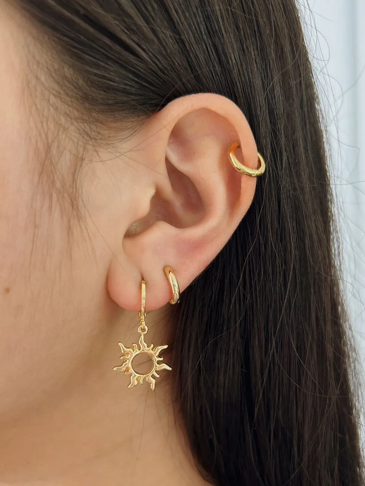 ARGOLA COM PINGENTE SOL DA RAPUNZEL. BANHADA A OURO 18K.