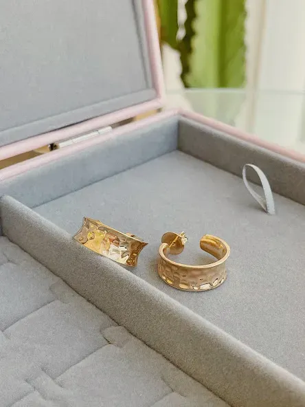 ARGOLA MARTELADA. BANHADA A OURO 18K.