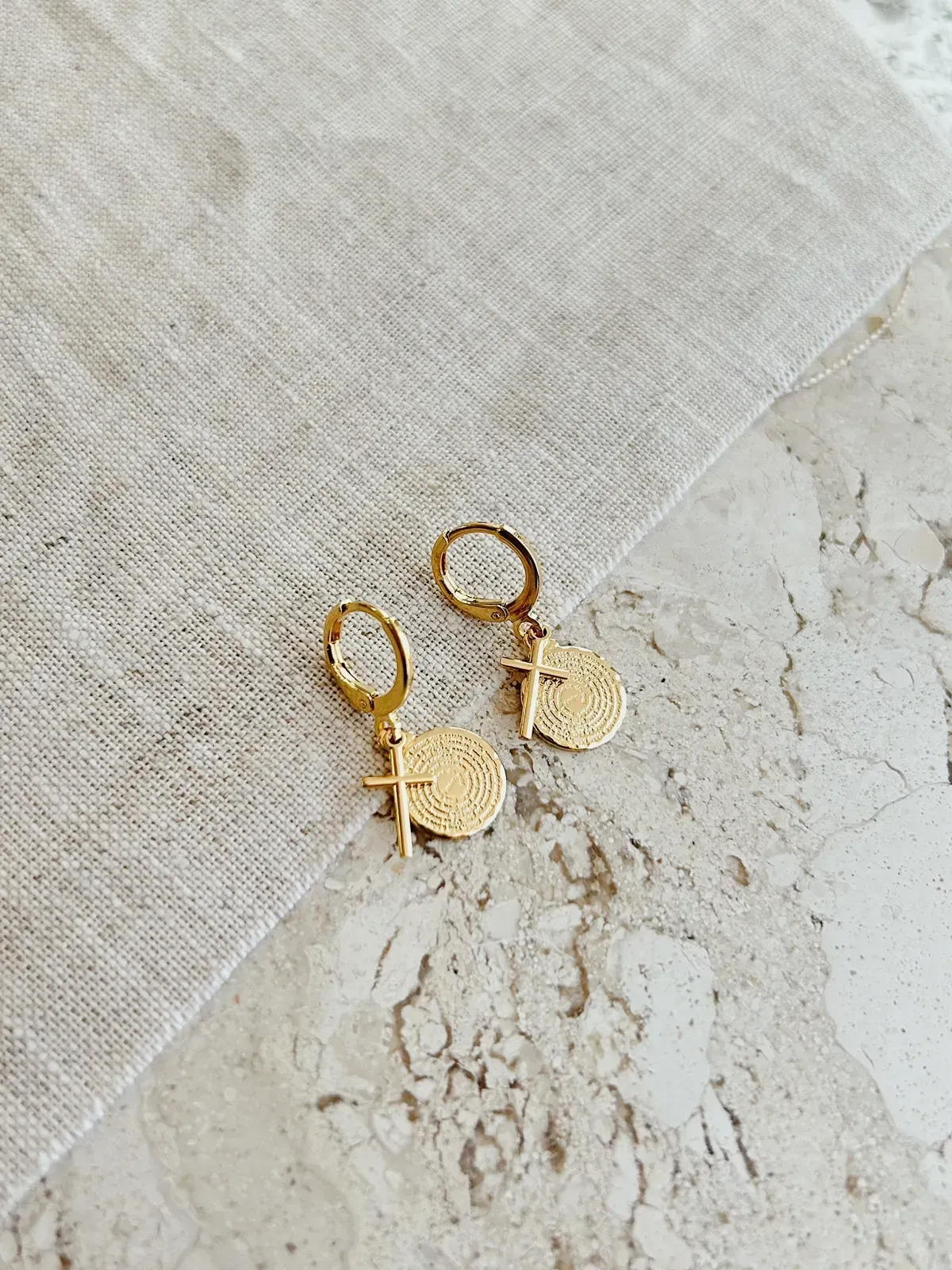 ARGOLA COM MEDALHA DE PAI NOSSO E CRUZ. BANHADA A OURO 18K.