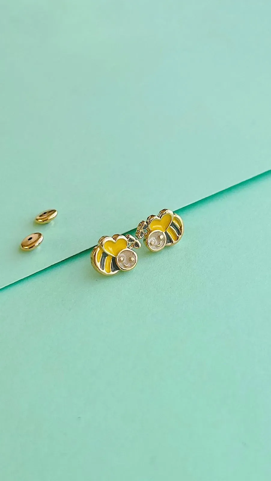 BRINCO INFANTIL ABELHA COM TARRAXA BABY. BANHADO A OURO 18K.