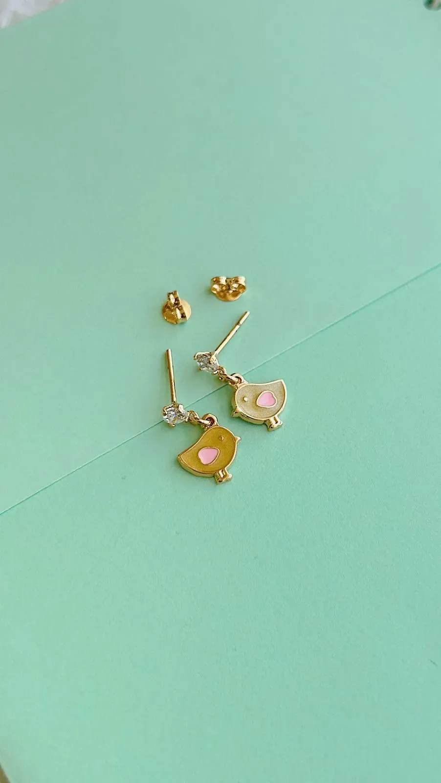 BRINCO INFANTIL PASSARINHO COM RESINA E PONTO DE LUZ. BANHADO A OURO 18K.