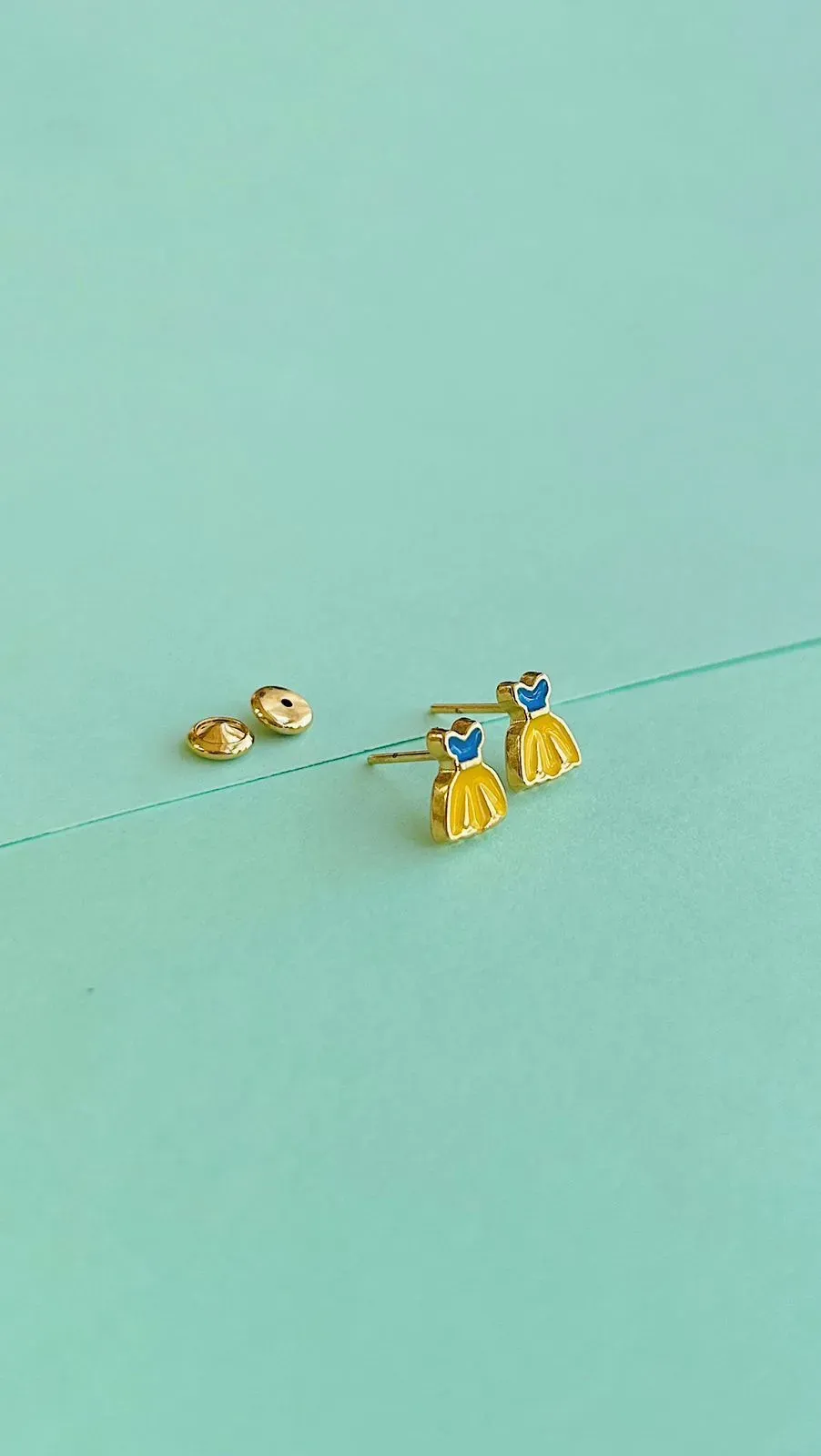 BRINCO INFANTIL VESTIDO COM TARRAXA BABY. BANHADO A OURO 18K.