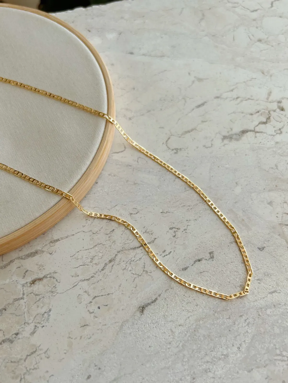 COLAR LACRE. 70CM DE COMPRIMENTO. BANHADO A OURO 18K.