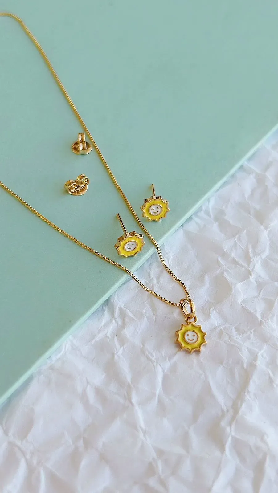 CONJUNTO INFANTIL SOLZINHO COM RESINA. 35CM DE COMPRIMENTO. BANHADO A OURO 18K.