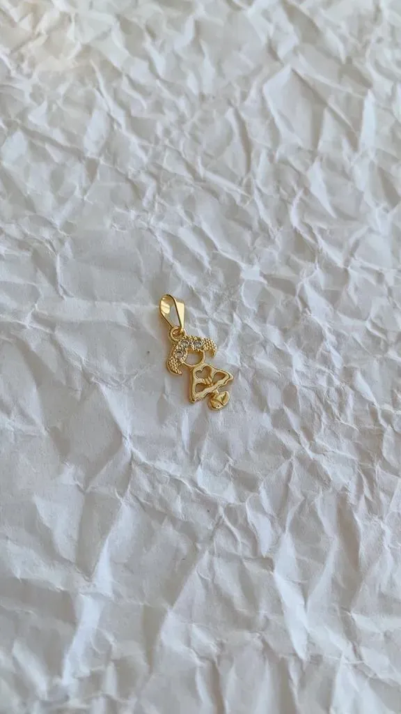 PINGENTE MENINA COM CABELO CRAVEJADO. BANHADO A OURO 18K.