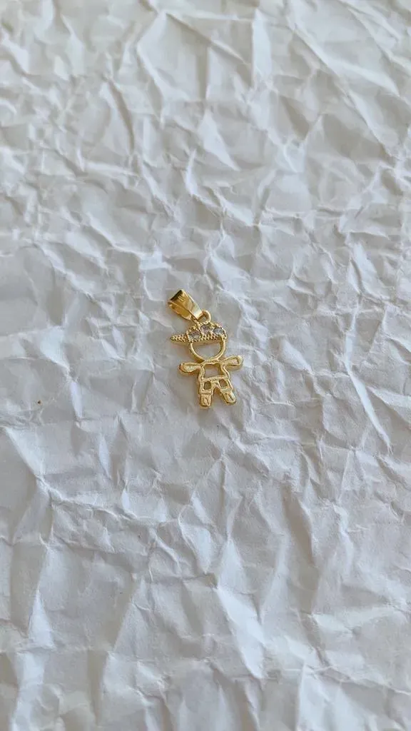 PINGENTE MENINO COM BONÉ CRAVEJADO.  BANHADO A OURO 18K.
