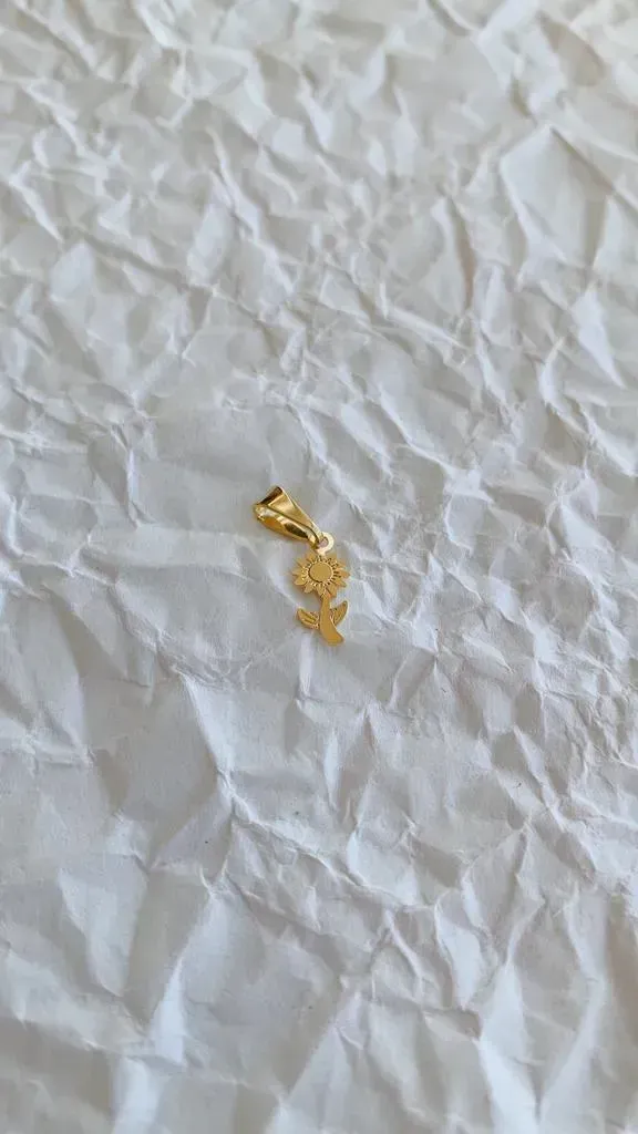 PINGENTE MINI GIRASSOL. BANHADO A OURO 18K.