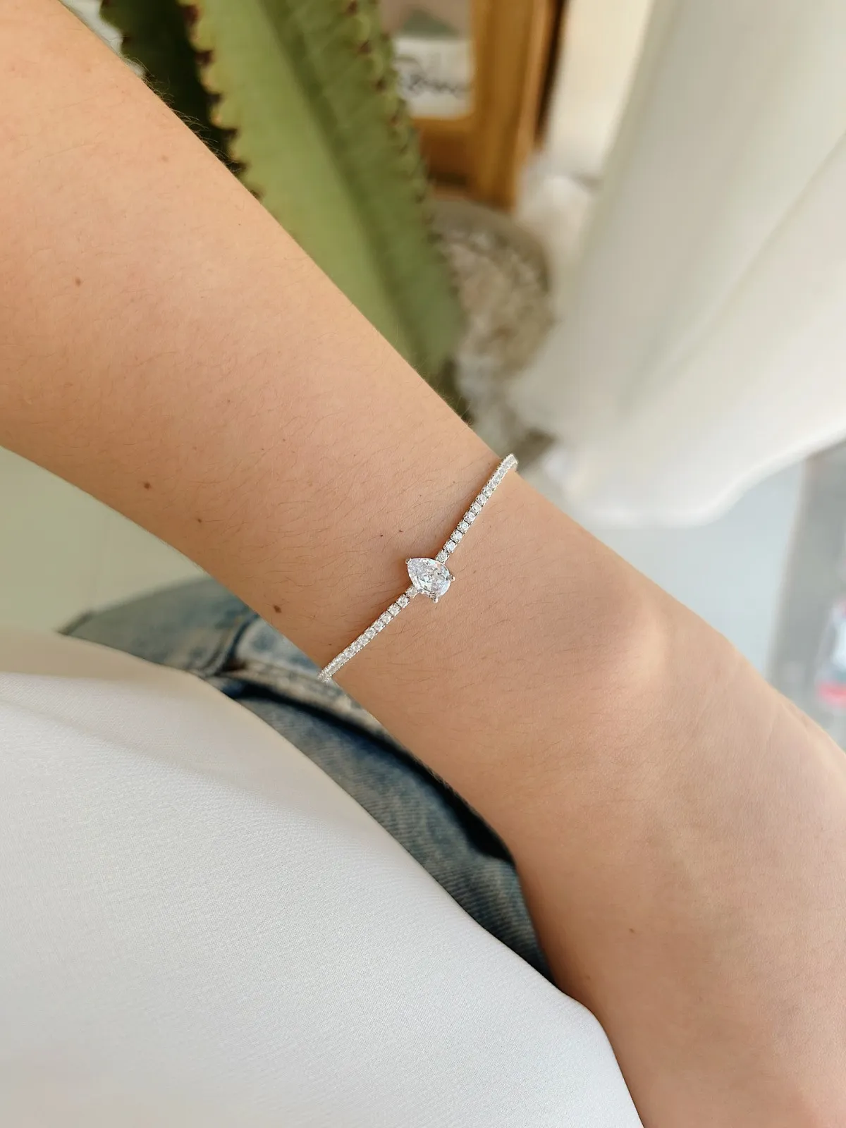 PULSEIRA RIVIERA COM GOTA CRISTAL. 16CM DE COMPRIMENTO E 3CM DE REGULAGEM